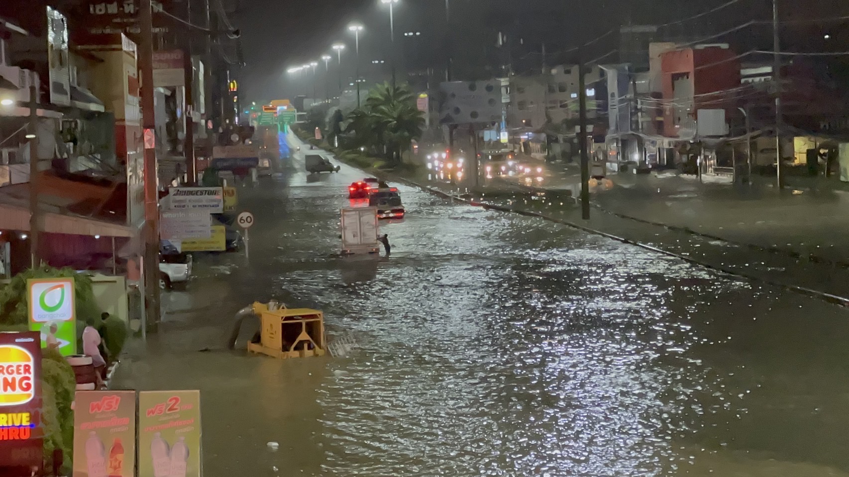 ชลบุรี-“พัทยา”ฝนกระหน่ำ..รถยนต์จมน้ำเพียบ หนุ่ม 21 เผยวินาที..ระทึกจับมือแฟนสาวปีนกระจกหนีตาย