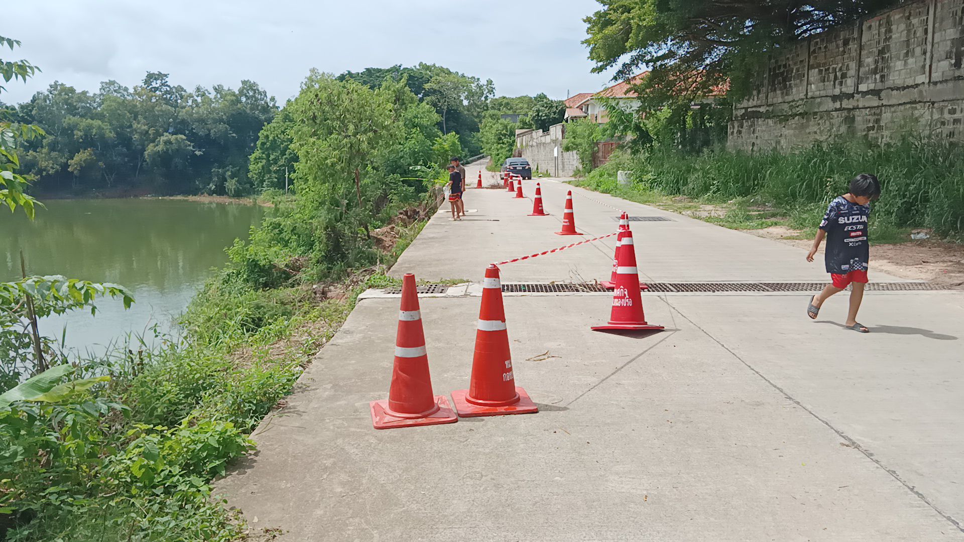 ชลบุรี-ชาวบ้านหนองปรือผวา น้ำเซาะถนนหลังหมู่บ้านเป็นโพรงใหญ่ หวั่นบ้านถล่ม วอนเทศบาลฯเร่งแก้ไขด่วน