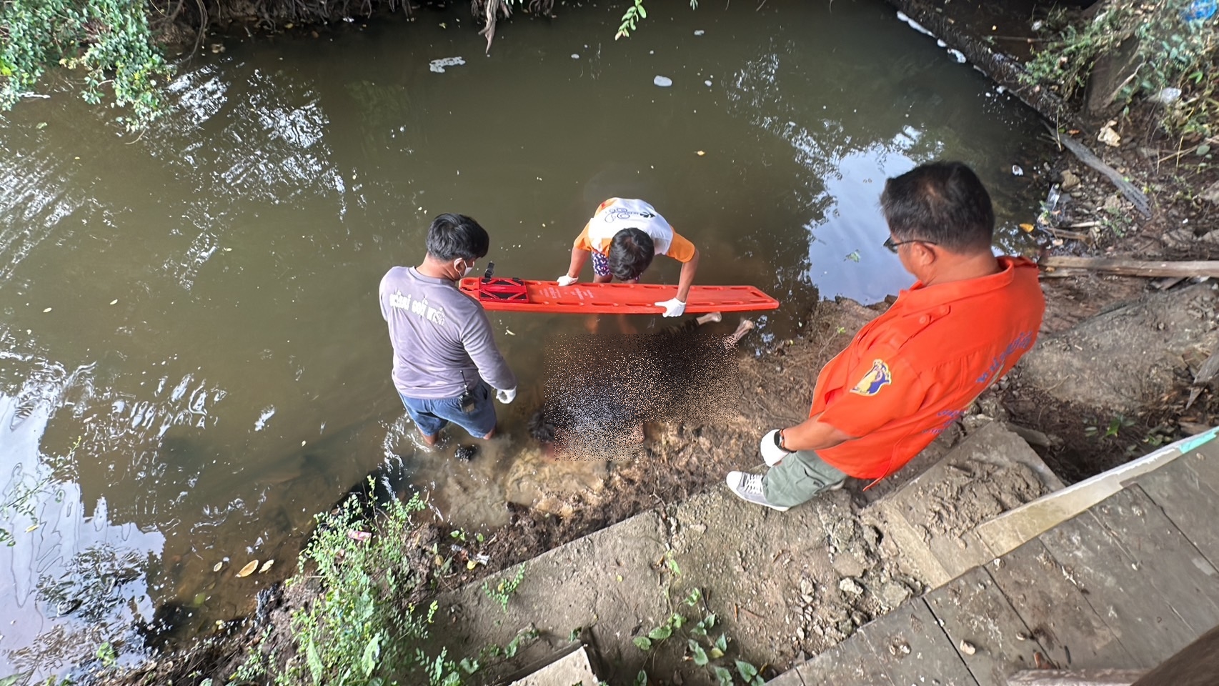 ประจวบคีรีขันธ์- พบศพชายวัยกลางคน นอนคว่ำหน้าเสียชีวิตอยู่ชายน้ำริมถนน