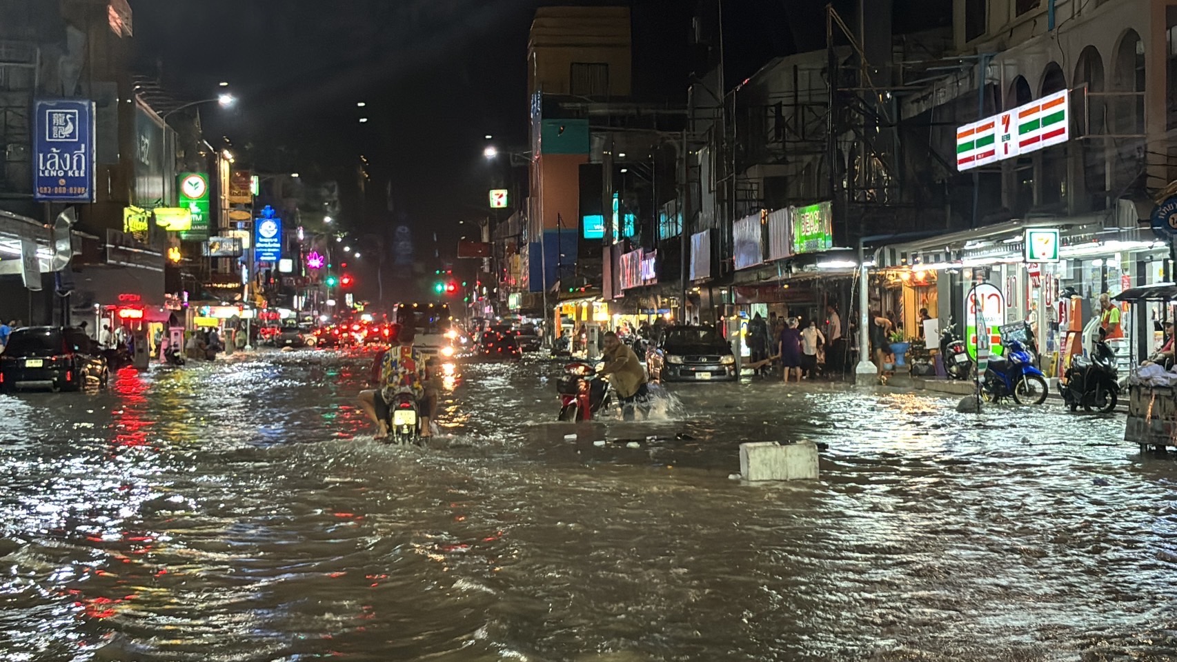 ชลบุรี-ฝนกระหน่ำท่วมทั้งเมือง คลื่นแรงซัดเรือเกยตื่น..ลมพัดต้นมะม่วงล้มทับบ้าน-ศาลาที่พัก คนเจ็บ