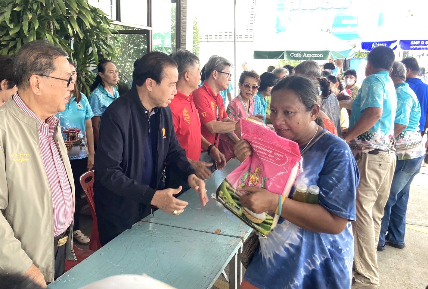 สุพรรณบุรี-กลุ่มสมาชิกวุฒิสภาฯมอบข้าวสารให้แก่ผู้สูงอายุ