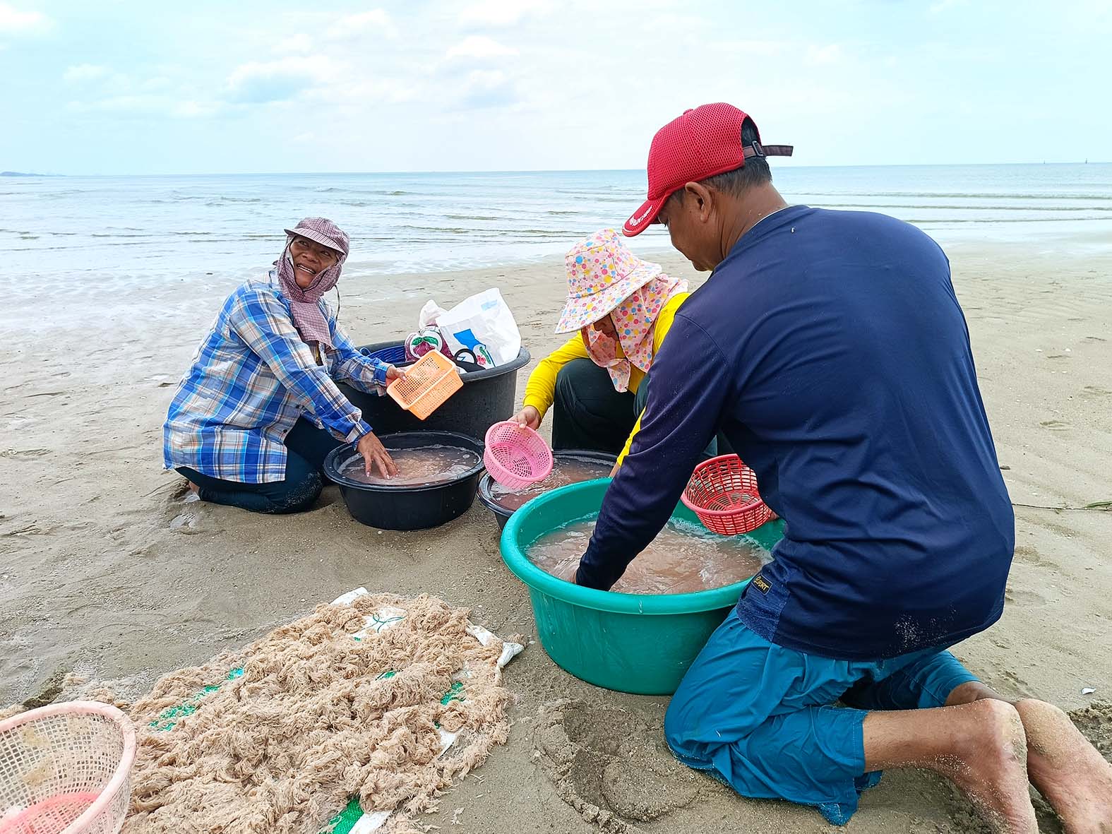 ประจวบคีรีขันธ์-ชาวบ้านแห่ลากอวนคึกคักหน้าหาดหัวหิน สร้างรายได้เสริมนับพันบาท