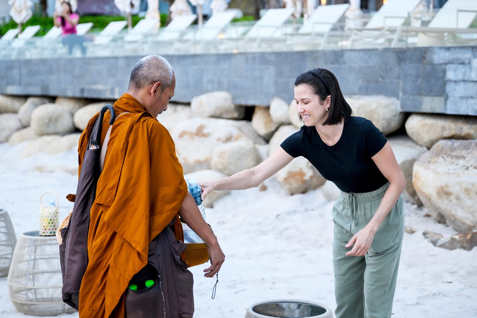 ประจวบคีรีขันธ์-ยิ้มหวานรับความสุข “นักเทนนิสโลกสัมผัสวิถีไทย” ตักบาตรริมหาดหัวหิน ก่อนบู๊แอลไลด์ไทยแลนด์โอเพ่น