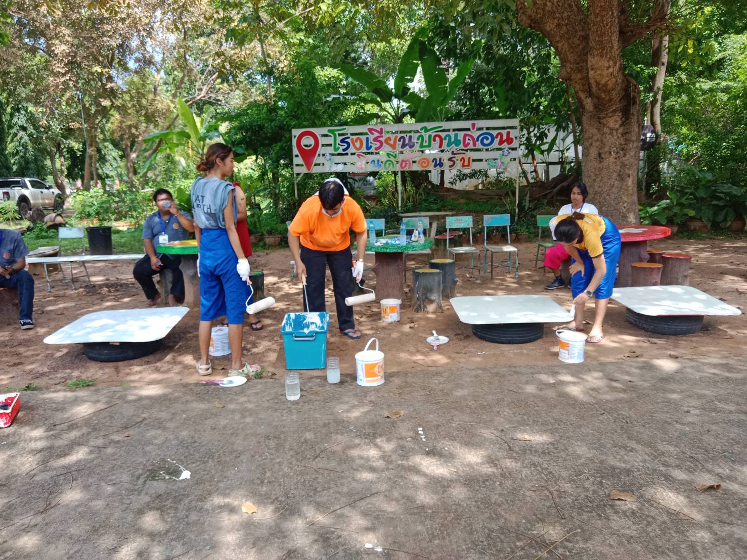 อุบลราชธานี-จิตอาสาฯ ปรับปรุงห้องสมุดและสนามเด็กเล่น ร.ร.บ้านถ่อน