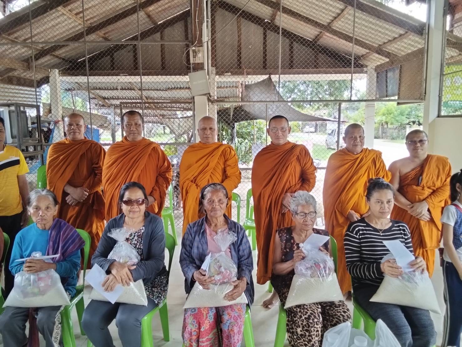 อุบลราชธานี-คุณพระช่วย ! รองเจ้าคณะจังหวัดอุบลฯ มอบข้าวสารอาหารแห้งพร้อมเงินทุนเลี้ยงชีพผู้สูงวัย ครัวเรือนผู้ยากจน ผู้ด้อยโอกาส และกลุ่มเปราะบาง