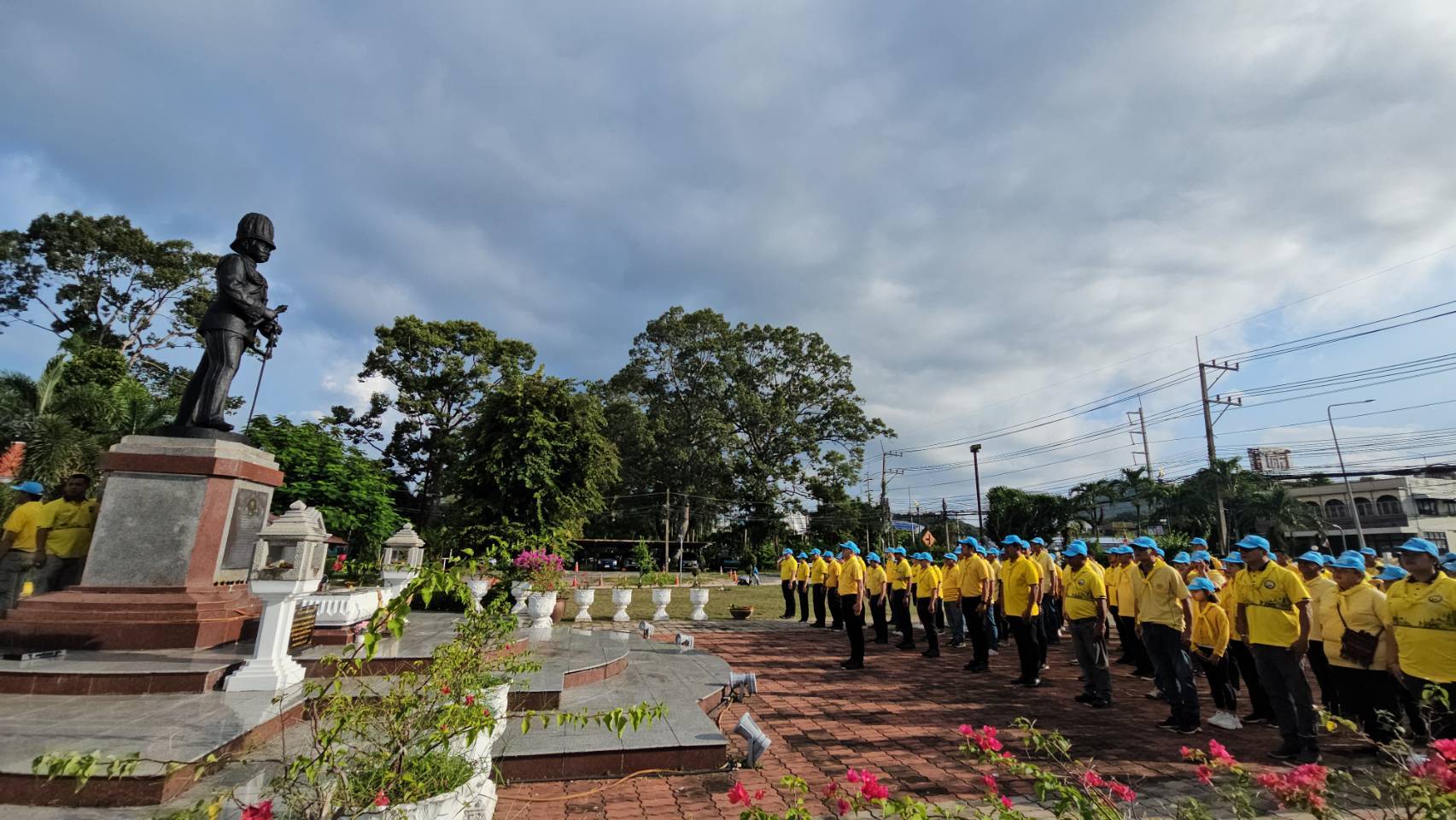 ชลบุรี-จัดกิจกรรมจิตอาสา ร่วมปลูกสับปะรดครบรอบ 130 ปี ที่ว่าการ อ.ศรีราชา