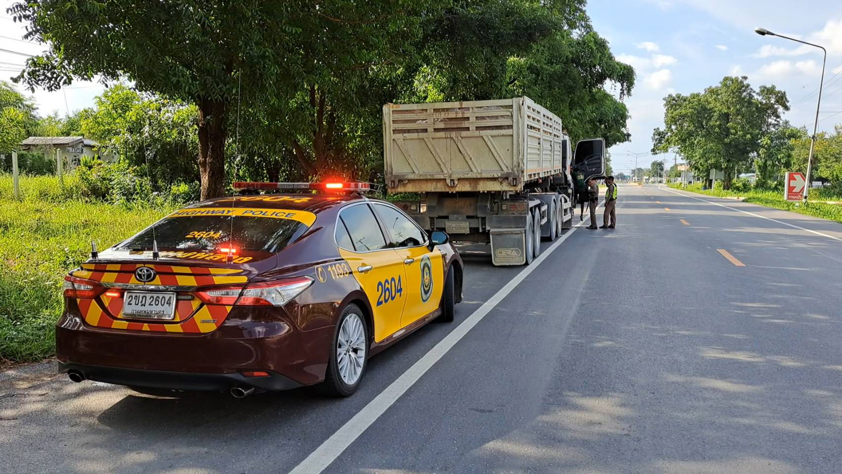 สุพรรณบุรี-ตำรวจทางหลวงด่านช้างจับสิงห์รถบรรทุกเสพพกยาบ้าขายให้คนขับรถ