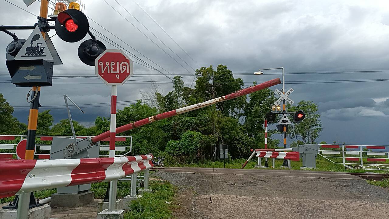   ปราจีนบุรี-รถไฟพุ่งชนรถจักรยานยนต์อาบังขายไอศครีมเสียชีวิตอนาถ!