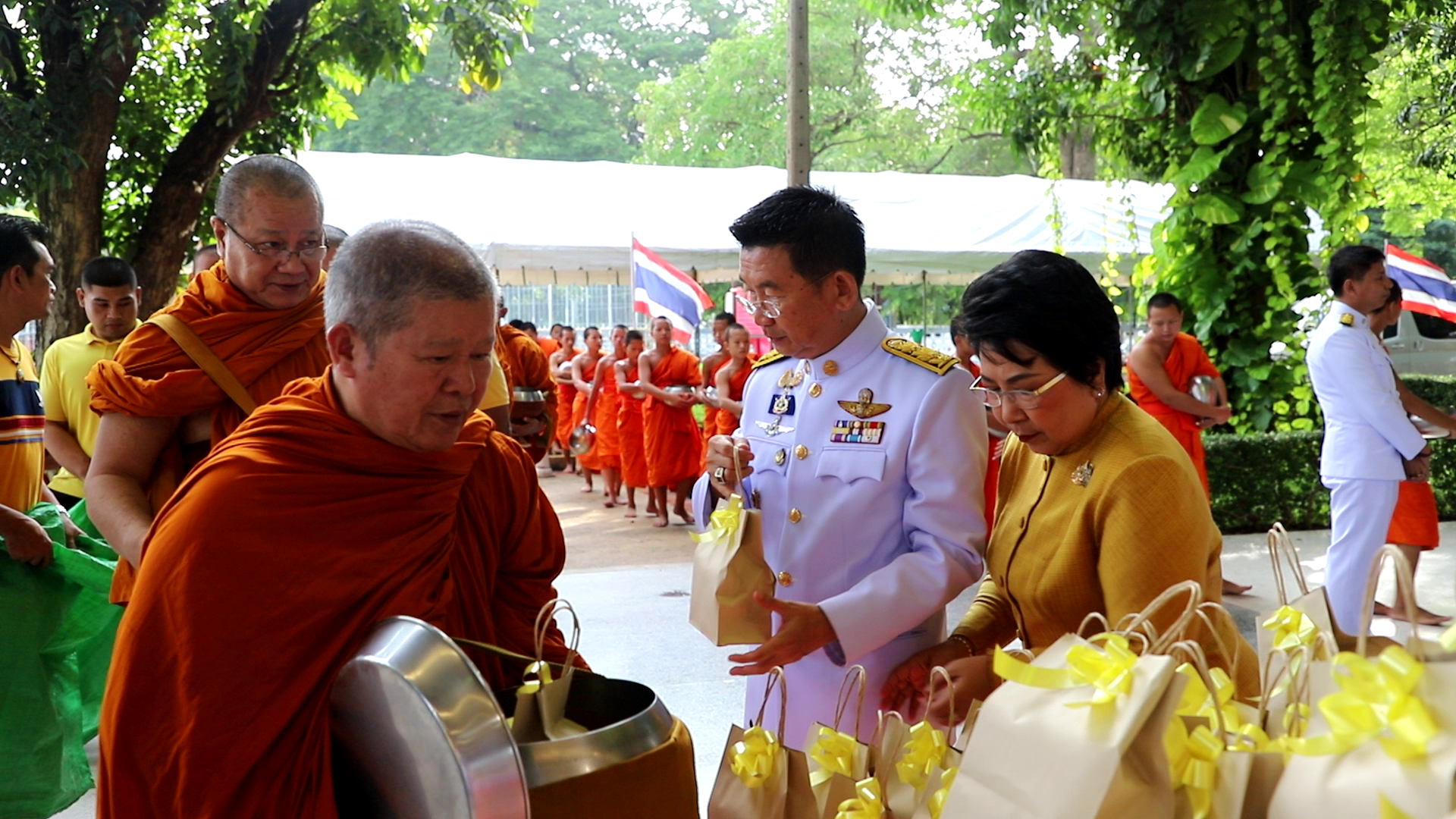 สิงห์บุรี-ทำบุญตักบาตรวันนวมินทรมหาราช