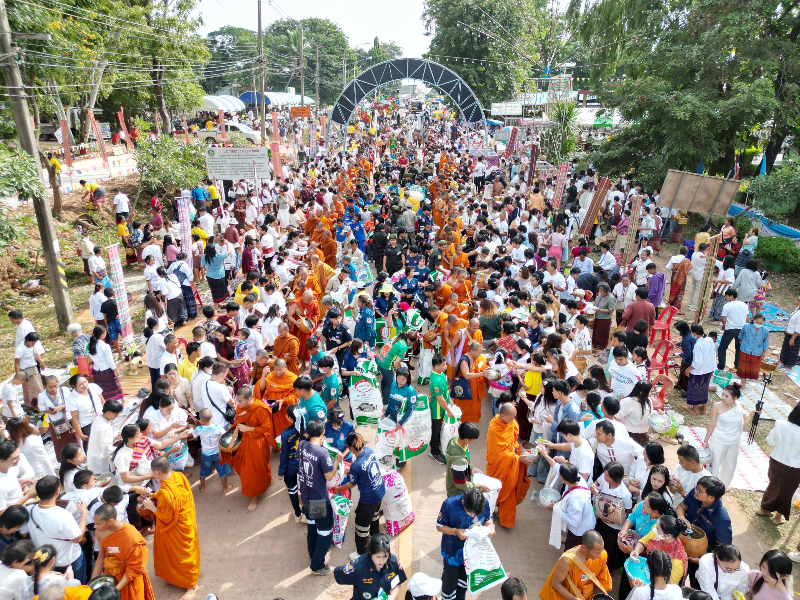 กาฬสินธุ์-ยิ่งใหญ่ประเพณีตักบาตรเทโวโรหณะเขาภูสิงห์