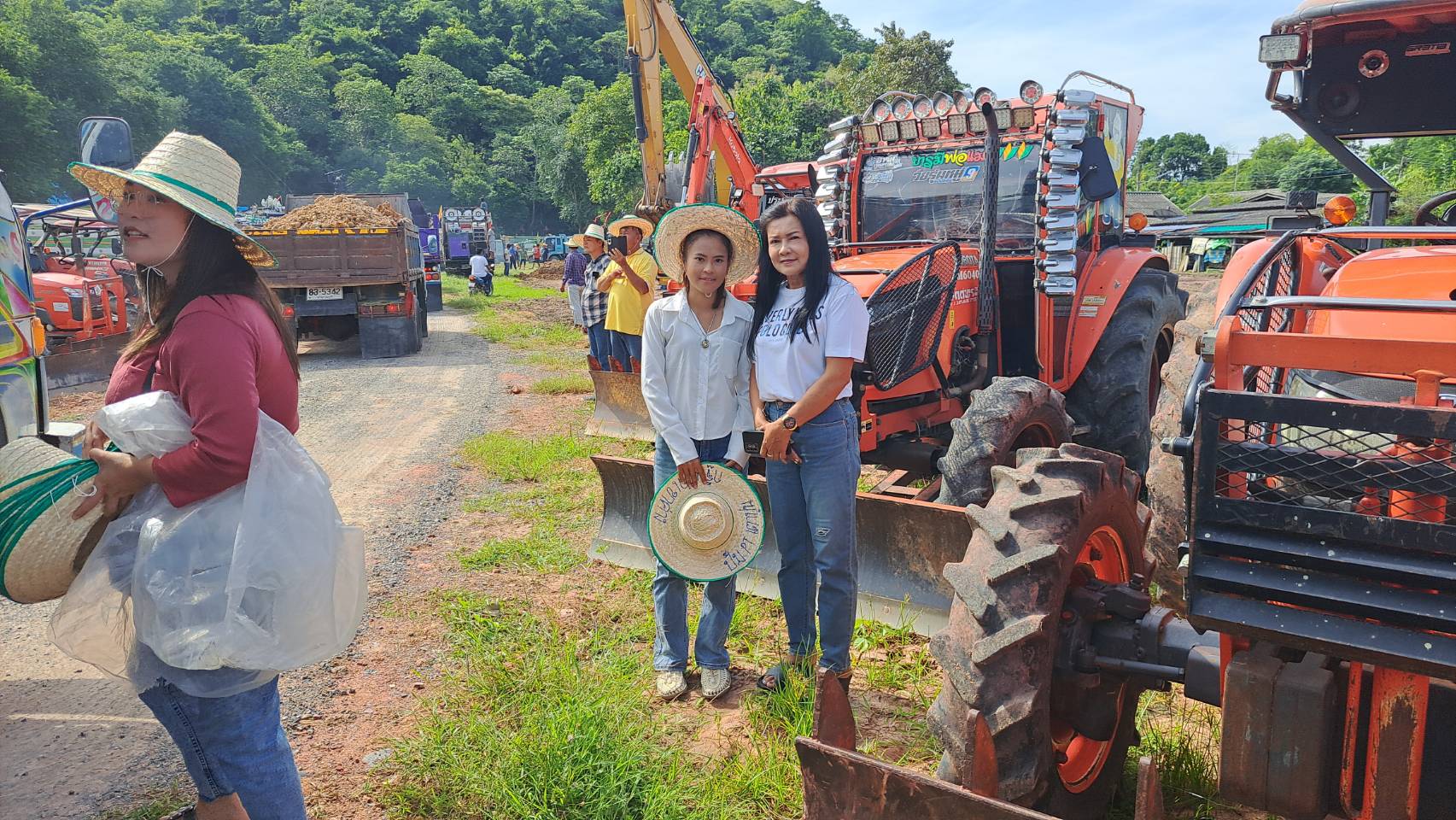 ราชบุรี-ร่วมบุญงานทอดกฐิน ขน หินคลุก ดินลูกรัง ถวายวัดเขาค่าง