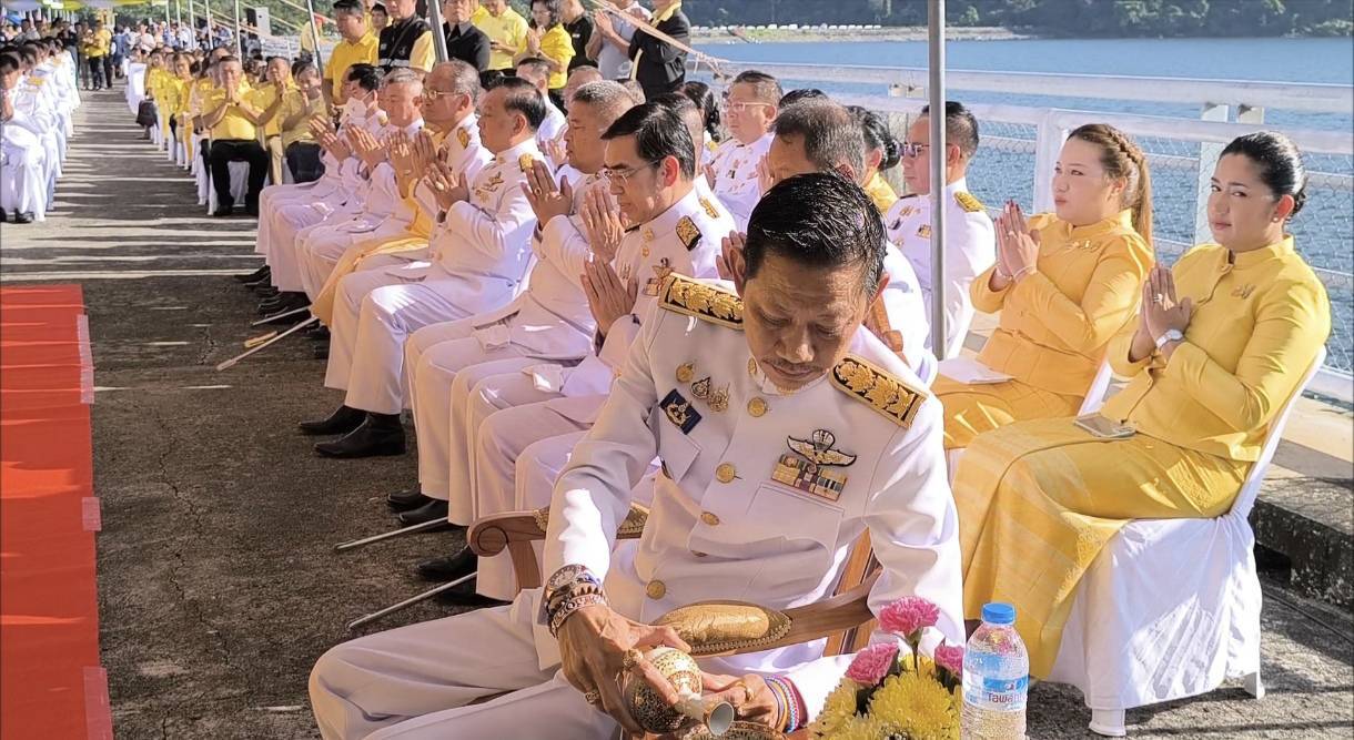 นครนายก-ร่วมประเพณีใส่บาตรเพื่อ’พ่อ’บนสันเขื่อนขุนด่านปราการชล