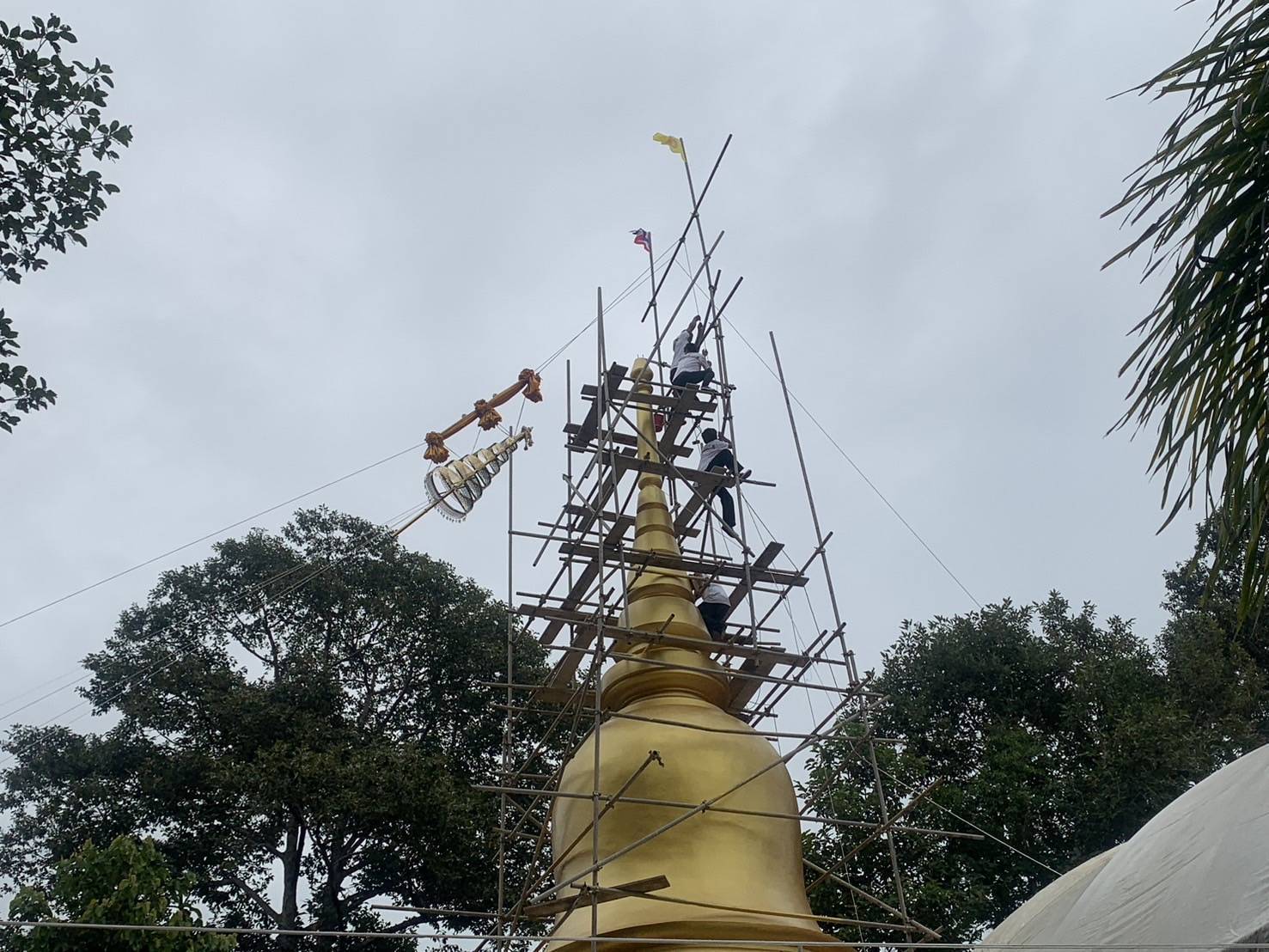 ร้อยเอ็ด-จัดพิธีทำบุญยกยอดฉัตรและทอดกฐินสามัคคี เพื่อสมทบทุนสร้างเจดีย์อัฐบริขาร “ปัญญาธโรเจดีย์”