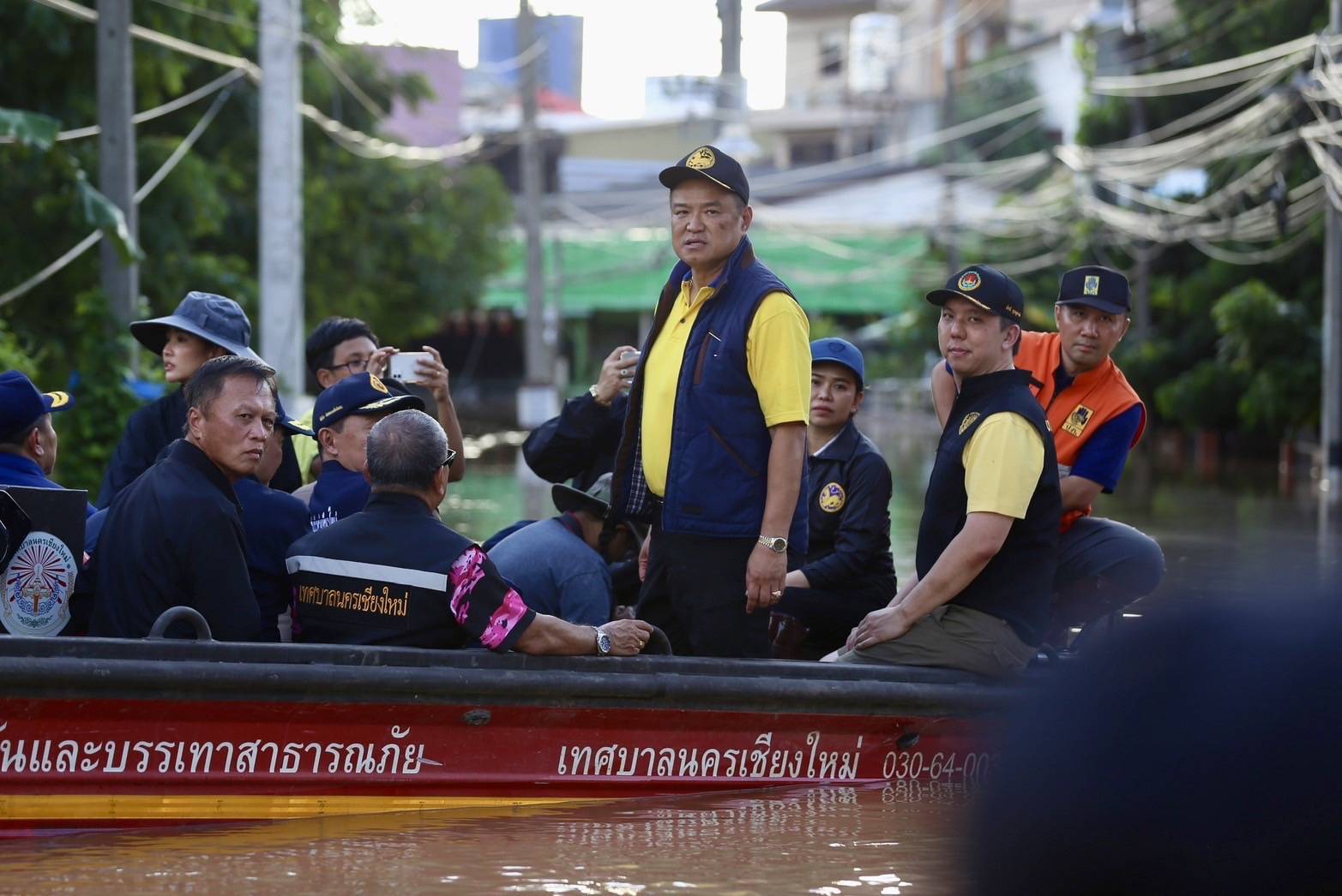 เชียงใหม่-”อนุทิน“นั่งเรือลุยน้ำแจกข้าวและถุงยังชีพให้ประชาชน