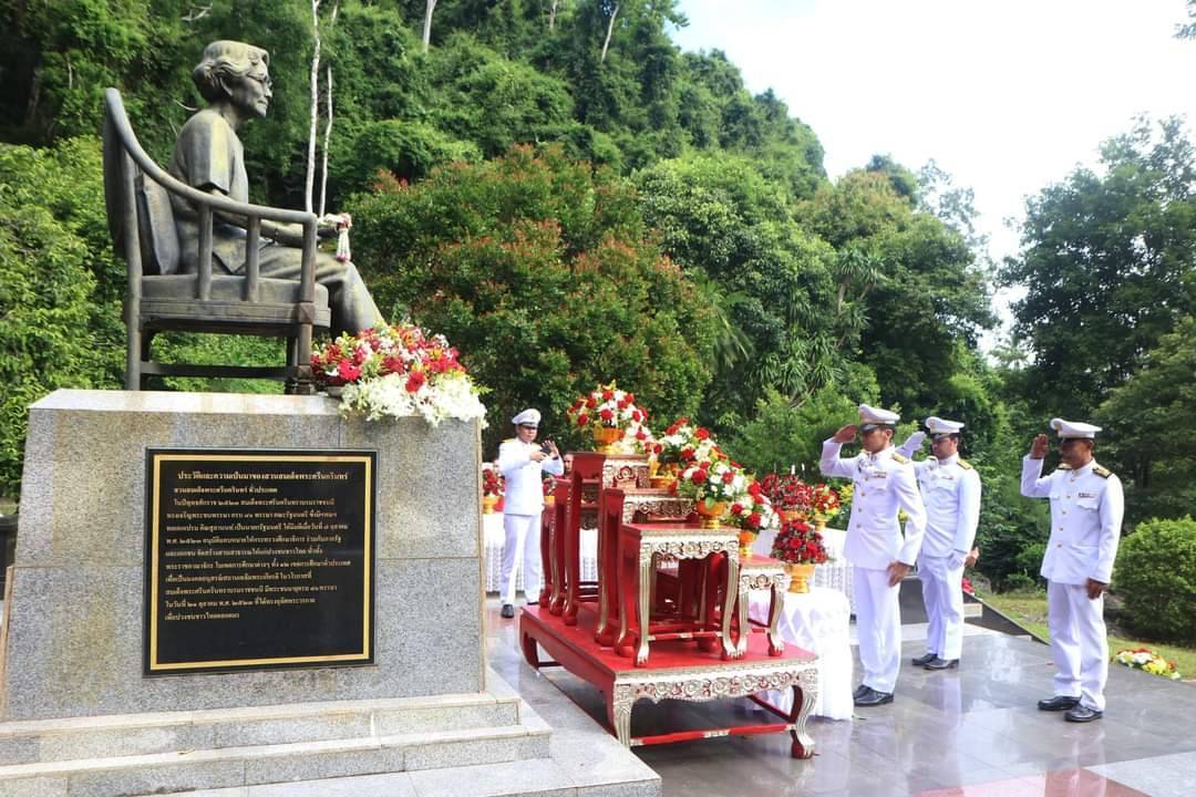 ชุมพร-ร่วมพิธีวางพานพุ่มดอกไม้สดหน้าพระราชานุสาวรีย์สมเด็จพระศรีนครินทราบรมราชชนนี