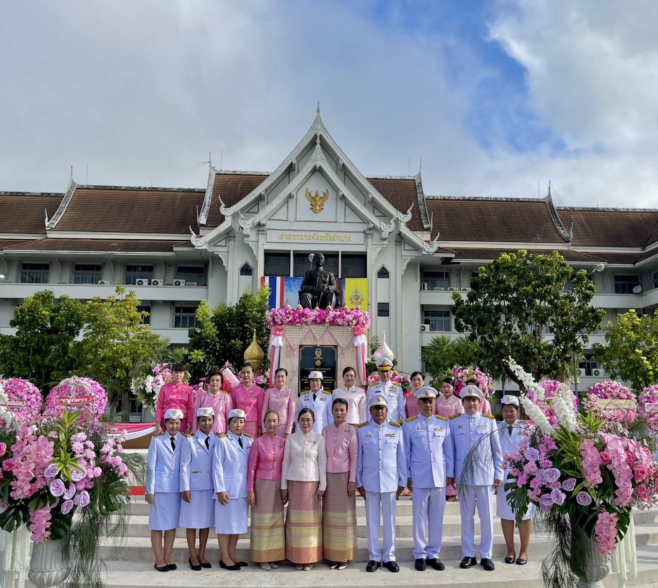 ลำปาง-ผบ.มทบ.32 ร่วมพิธีวางพวงมาลา