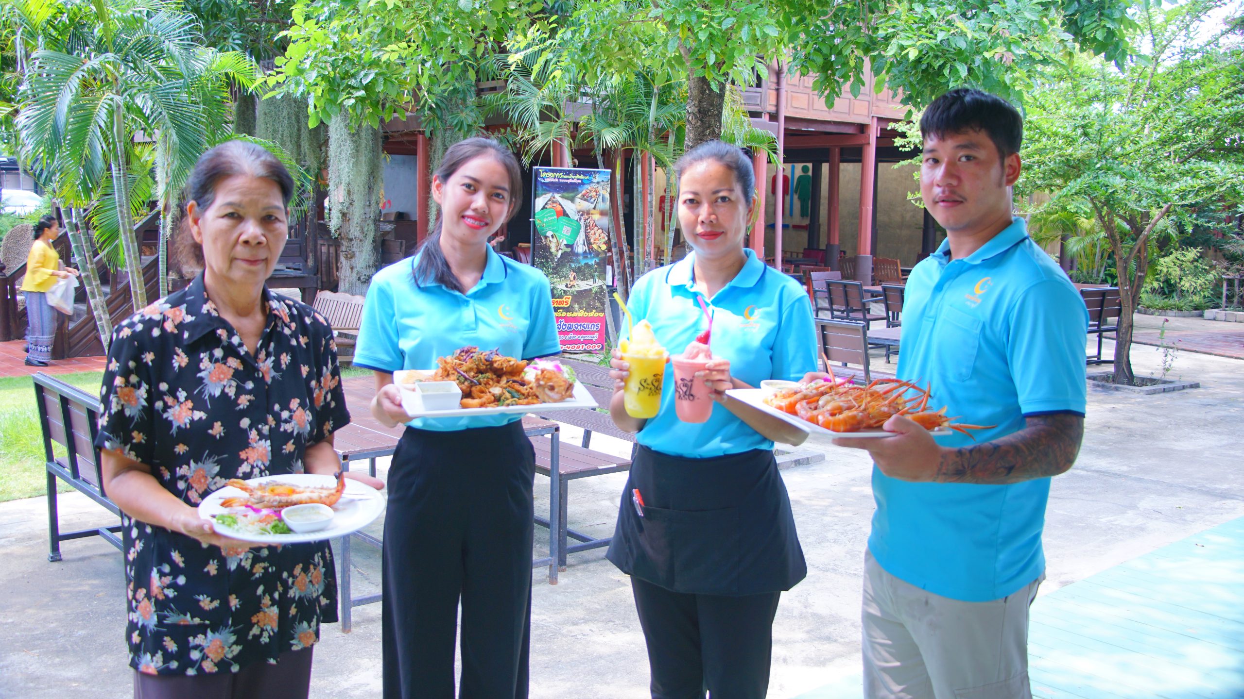 สุพรรณบุรี-อิ่มอร่อยอาหารรสเด็ดเครื่องดื่มคาเฟ่เรือนไทยริมแม่น้ำท่าจีน