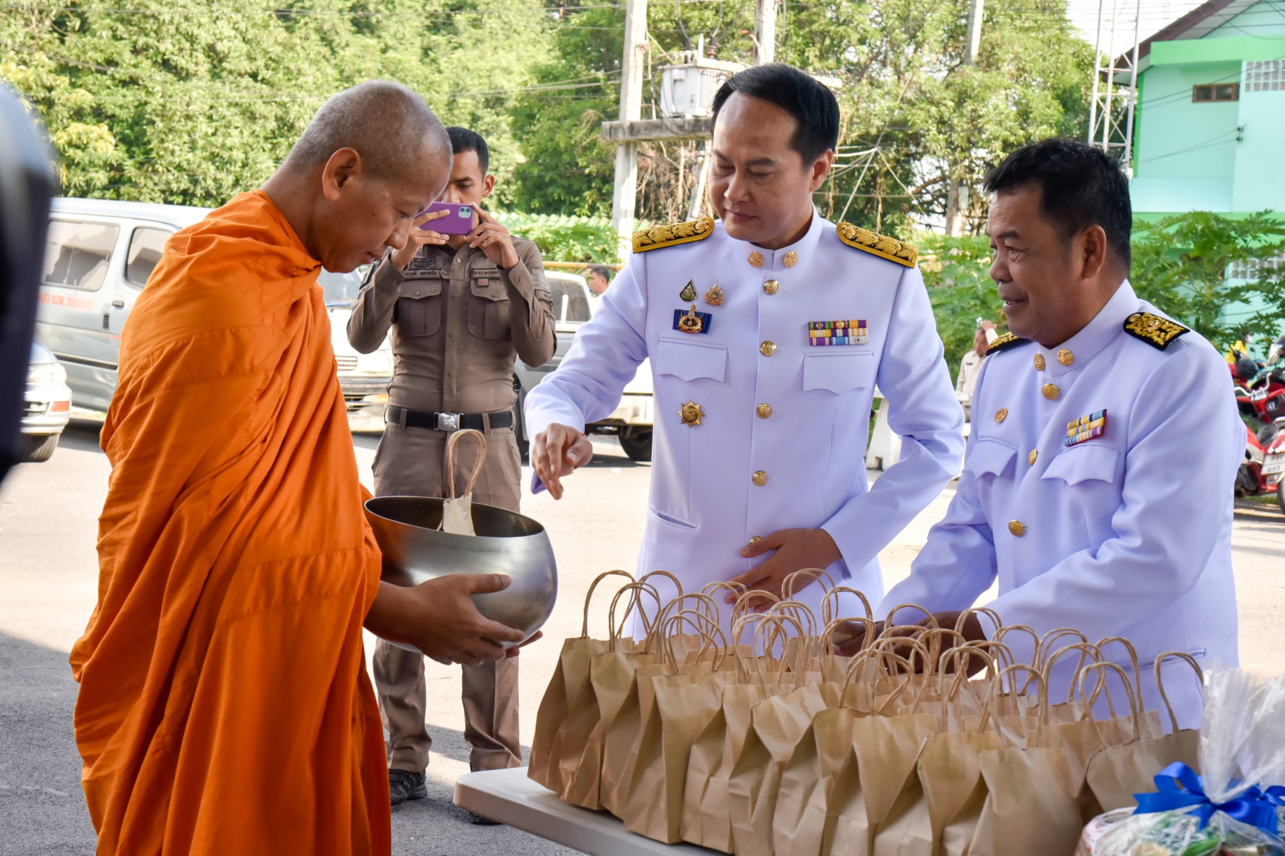 อยุธยา-อำเภอภาชีสวดพระพุทธมนต์ และ ทำบุญตักบาตร เนื่องในวันนวมินทรมหาราช