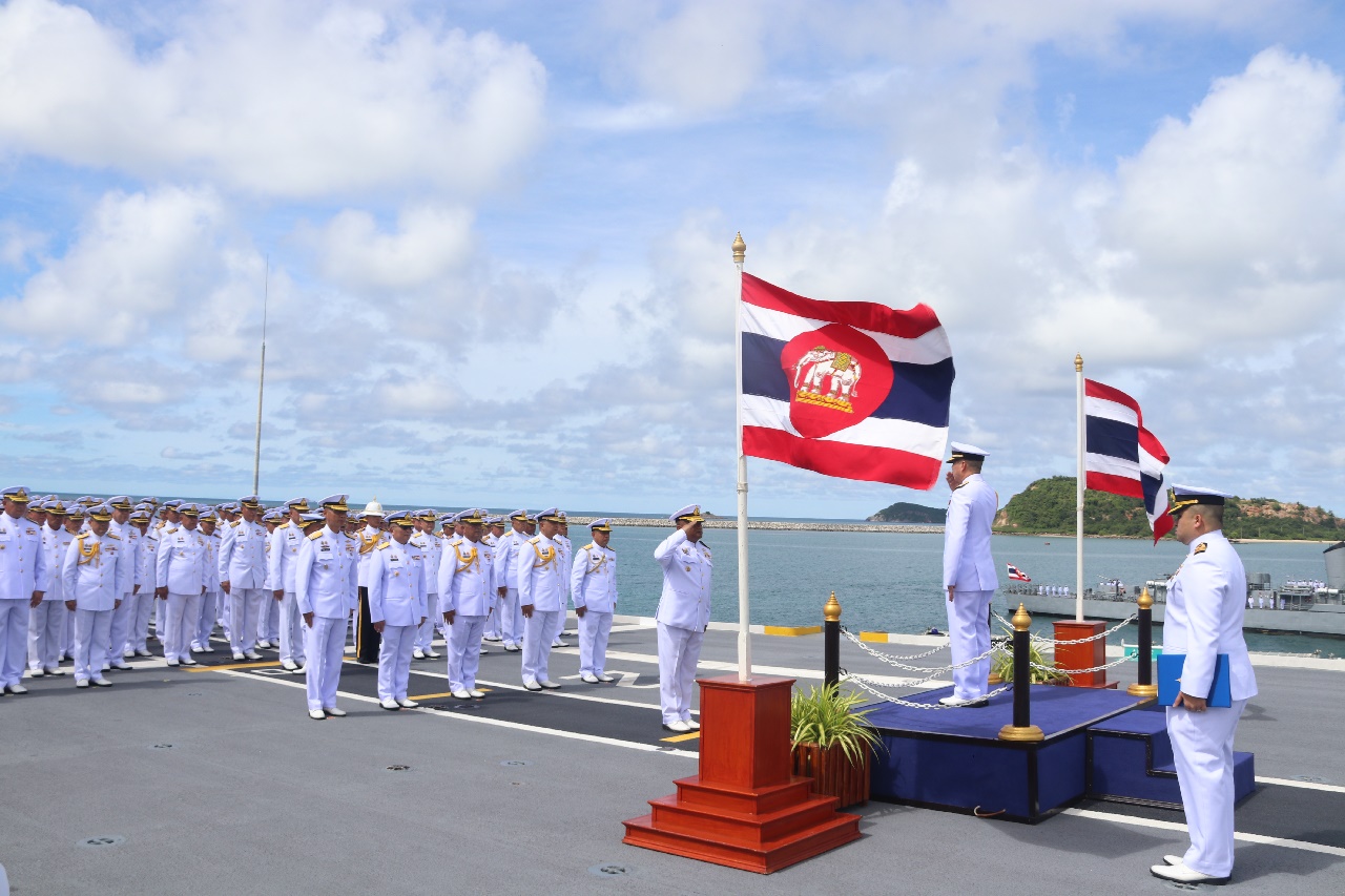 ชลบุรี-ยิงสลุต 17 นัด โปรดเกล้าฯ ผบ.กร. ในพิธีรายงานตนของผู้บังคับหน่วยขึ้นตรง กร