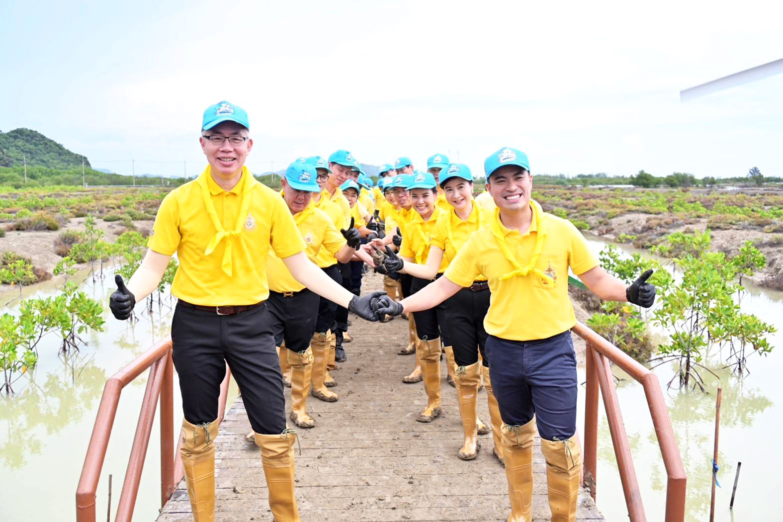 ประจวบคีรีขันธ์-“เอกนัฏ” นำทีมจิตอาสาปลูกป่าลดคาร์บอนฯ สืบสานพระราชปณิธาน ที่ อช.เขาสามร้อยยอด