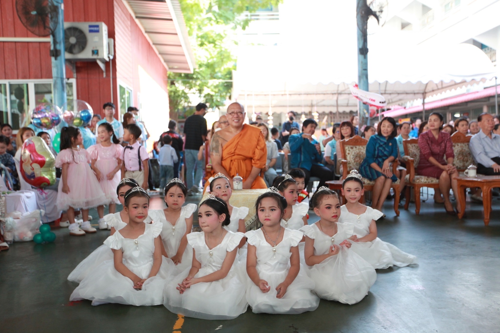 นครปฐม-“หลวงพี่น้ำฝน”ร่วมกิจกรรม“เปิดโลกอนุบาล”โรงเรียนอนุบาลนครปฐม