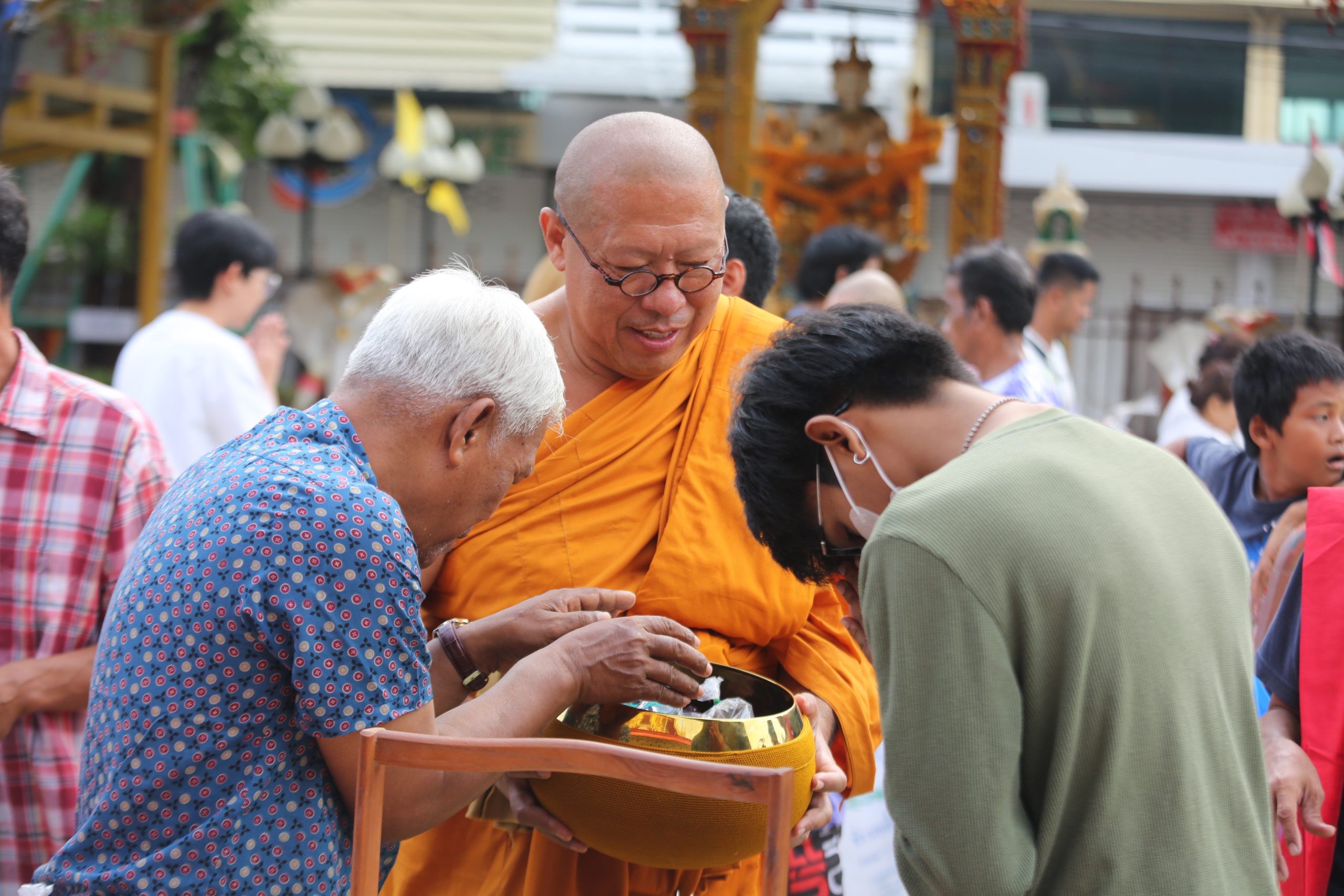 นครปฐม-พุทธศาสนิกชน อิ่มบุญ อิ่มใจ ร่วมพิธีตักบาตรเทโวโรหณะ แน่นวัดไผ่ล้อม