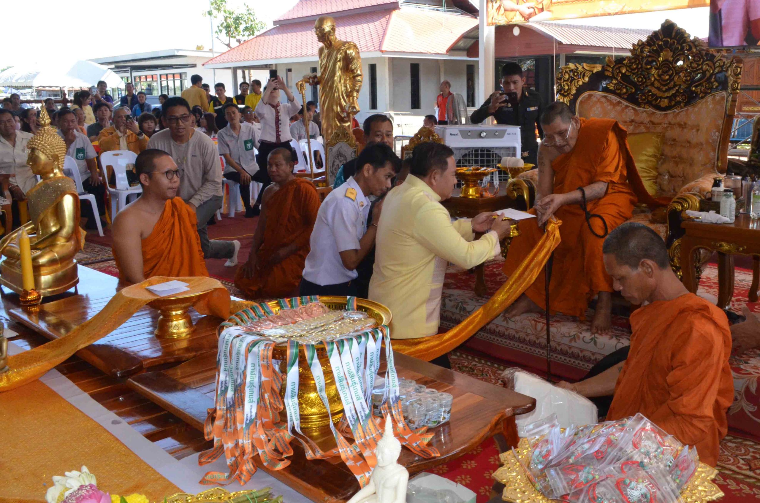 กาฬสินธุ์-“หลวงปู่ศิลา”ปลุกเสกเหรียญรางวัลกีฬาเยาวชนแห่งชาติ