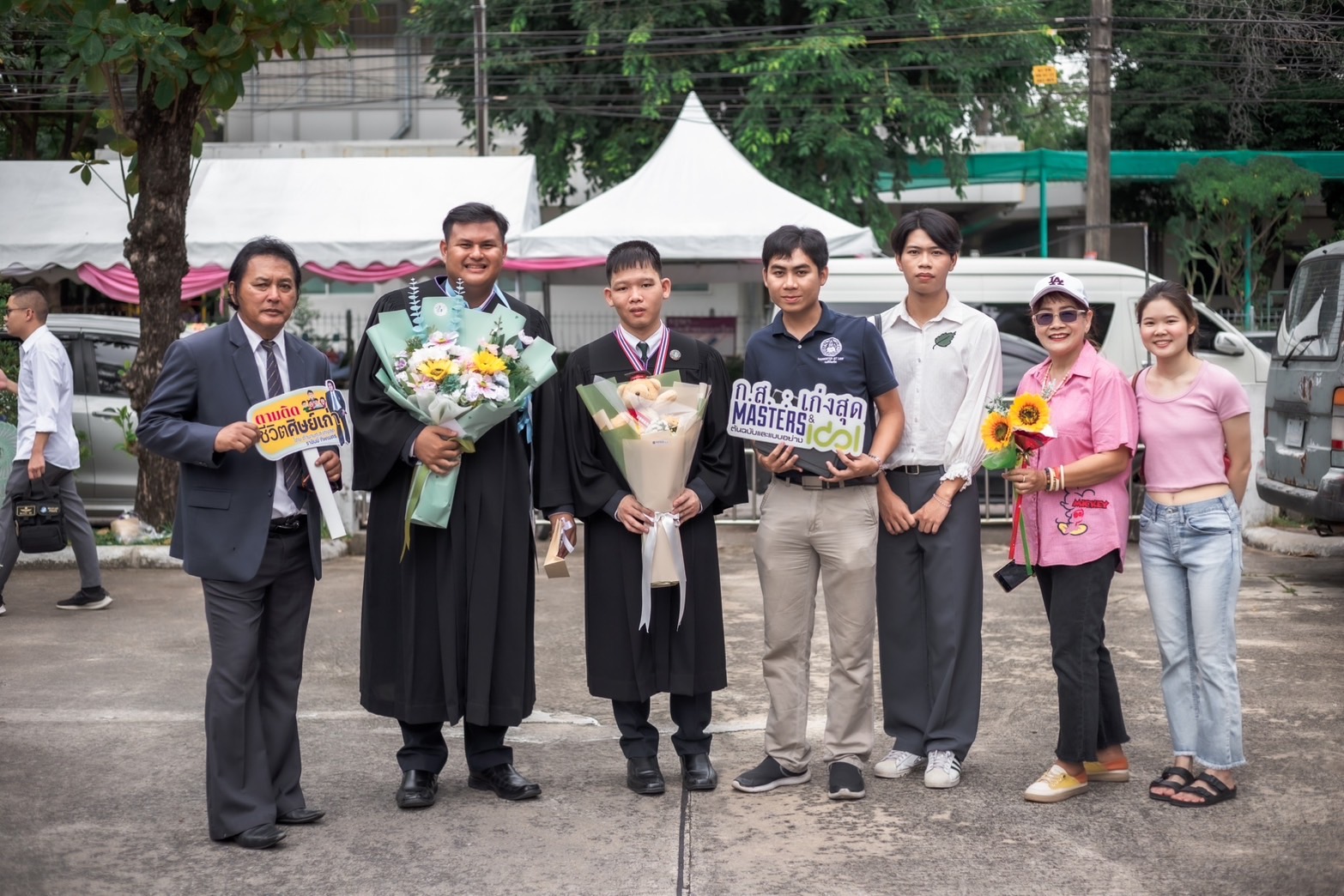 สุพรรณบุรี-อดีต ผอ.โรงเรียนกรรณสูตฯร่วมแสดงความยินดีศิษย์เก่าเข้ารับพระราชทานปริญญาบัตร