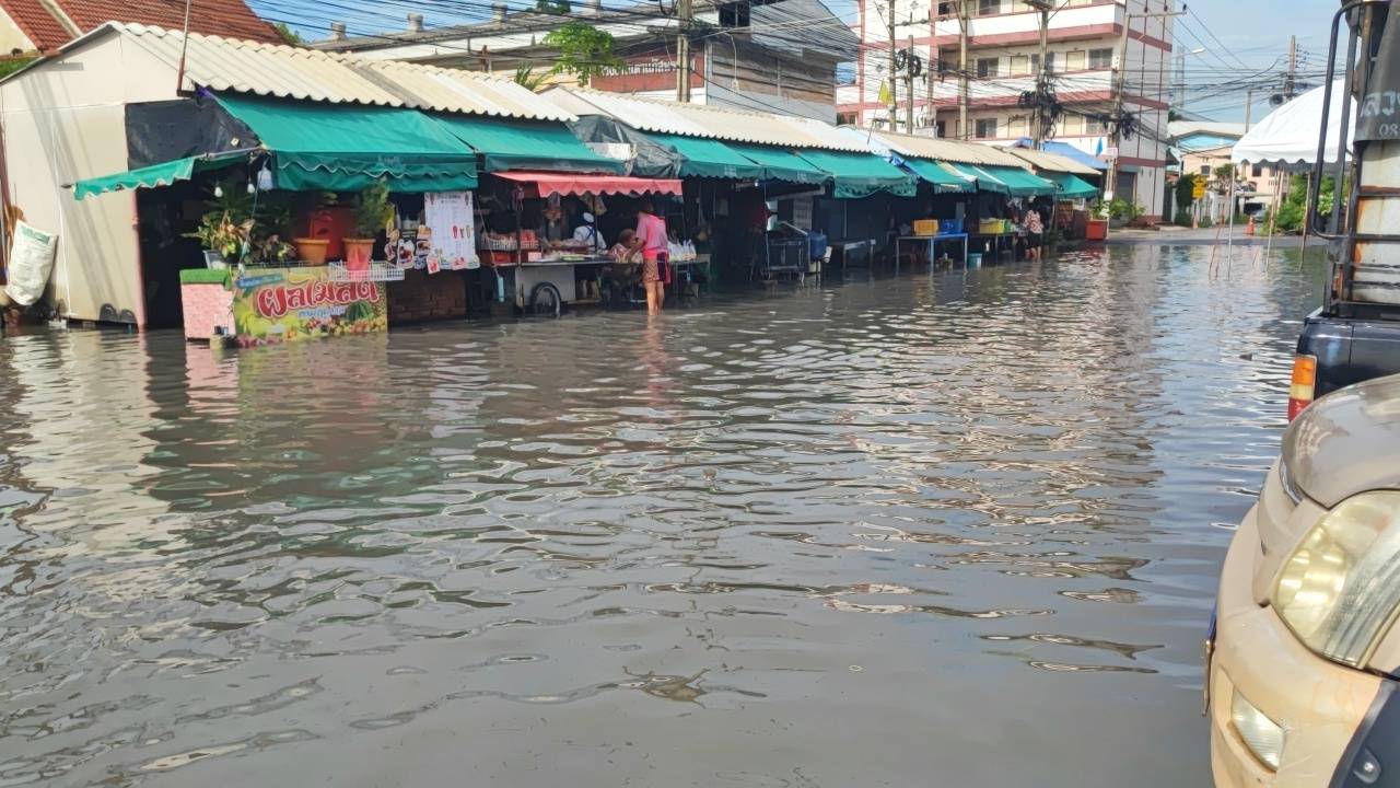 ปทุมธานี-พหลโยธินสาหัสน้ำท่วมถนนหลายจุดแม่ค้าต้องลุยน้ำขายของ