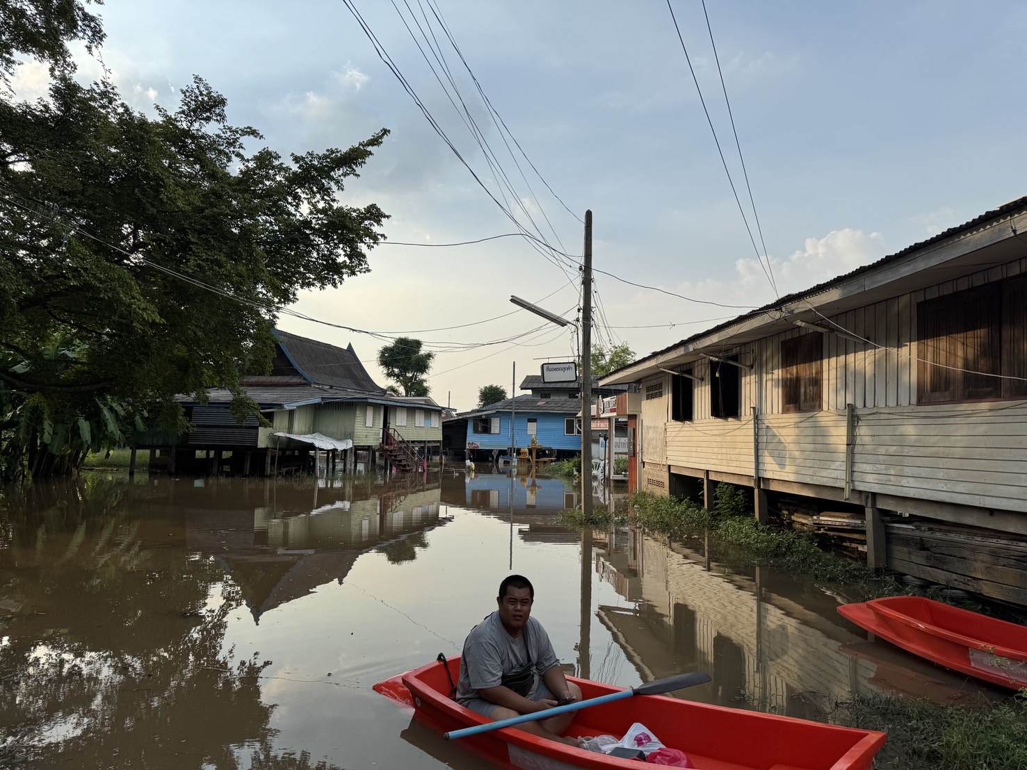 ปทุมธานี-น้ำเอ่อเข้าท่วมบ้านเรือนริมฝั่งแม่น้ำเจ้าพระยา