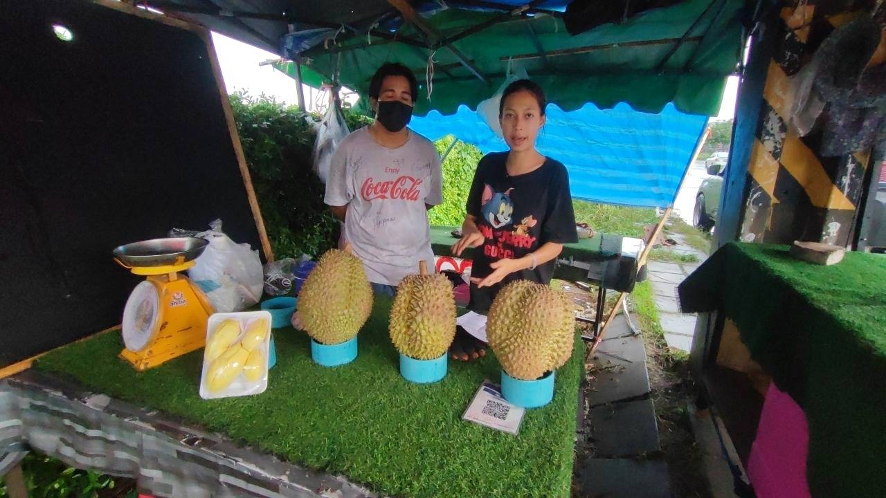 ปทุมธานี-แม่ค้าขายทุเรียนช้ำใจ..เจอลูกค้าขับเก๋งสั่งทุเรียนมูลค่า 4,200 บาท..แต่โอนสลิบปลอม..!!