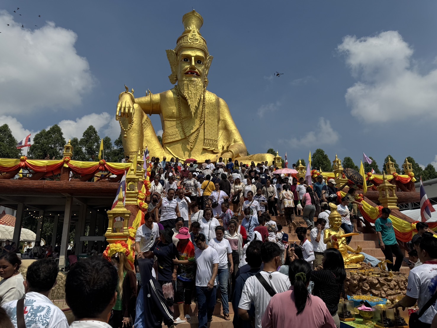 ปทุมธานี-ปชช.แห่รวมงานมุทิตาจิตมหามงคลอาจารย์ฤาษีเณร ธาตุพุทธคุณ