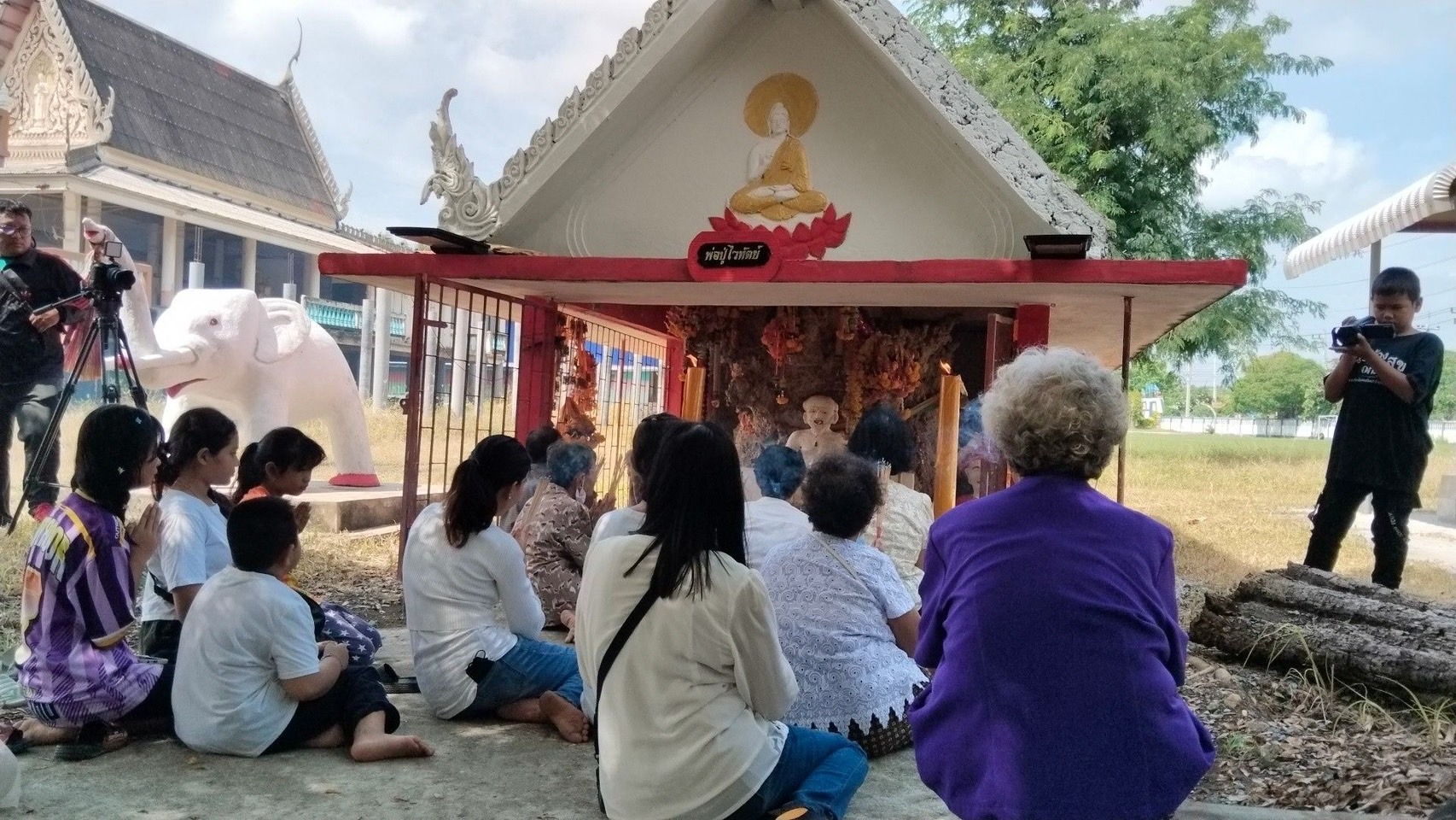 สุพรรณบุรี-แก้บนขอโชคลาภวันบูรพาจารย์”หลวงพ่อทองใบ”วิชานั่งพานเสี่ยงทาย