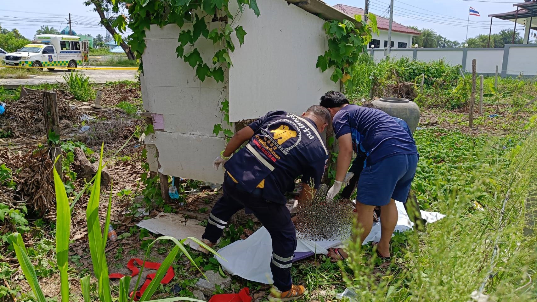 ประจวบคีรีขันธ์-พบศพหญิงเร่ร่อน ถูกฆ่าตายในห้องน้ำร้าง ข้างหลังศูนย์เด็กเล็กฯ