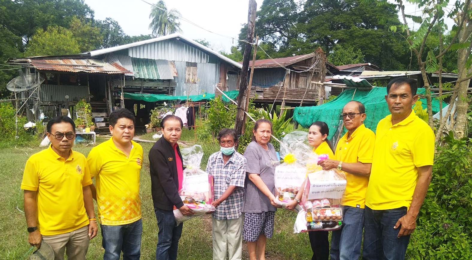 สุพรรณบุรี-สว.ศรายุทธ ร่วมกับ อบต.หนองผักนาก มอบถุงยังชีพให้กลุ่มเปราะบางและผู้สูงอายุ