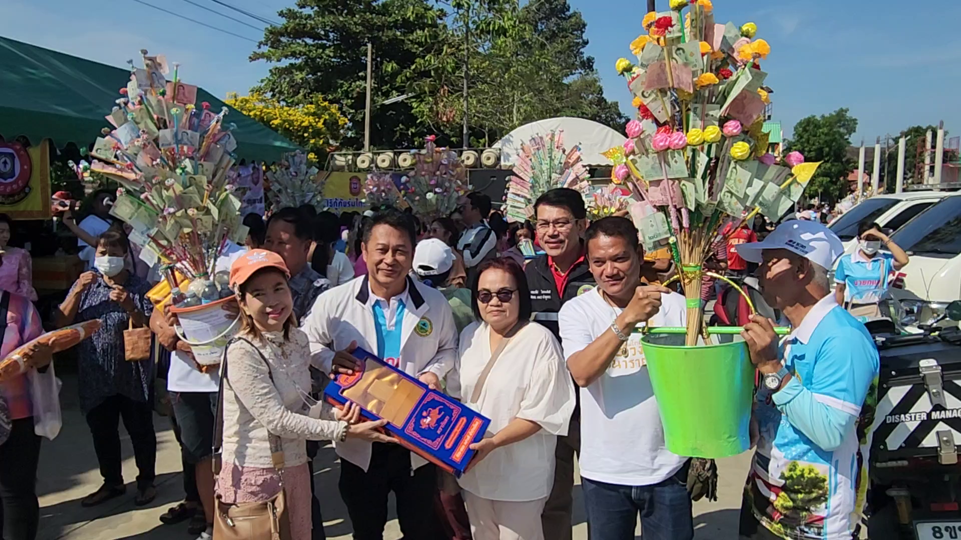 ปทุมธานี-ชาวลำลูกการ่วมบุญใหญ่ทอดกฐินทางน้ำ พร้อมชมแข่งขันเรือยาว