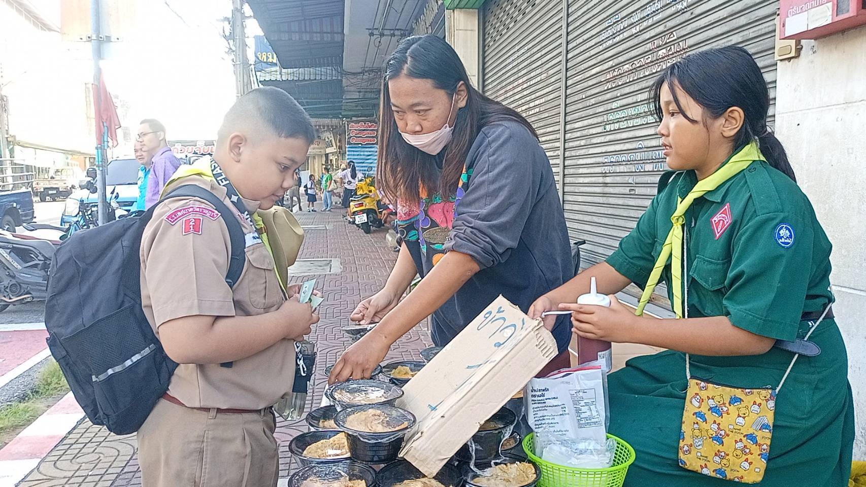 ชลบุรี-ชื่นชม ดญ.นักเรียนชั้น ป.4 ยอดกตัญญูขายข้าวไข่เจียวส่งตัวเองเรียนและเลี้ยงแม่ป่วย..!!