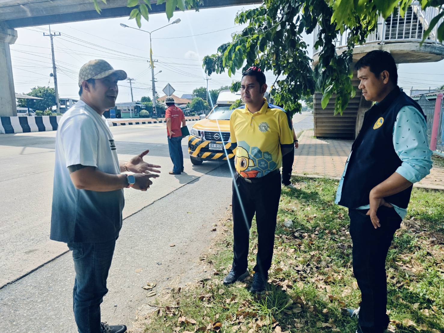 สุพรรณบุรี-แขวงการทางตีเส้นจราจรติดป้ายเตือนจำกัดความเร็วหน้าโรงเรียนวัดเนินพระปรางค์