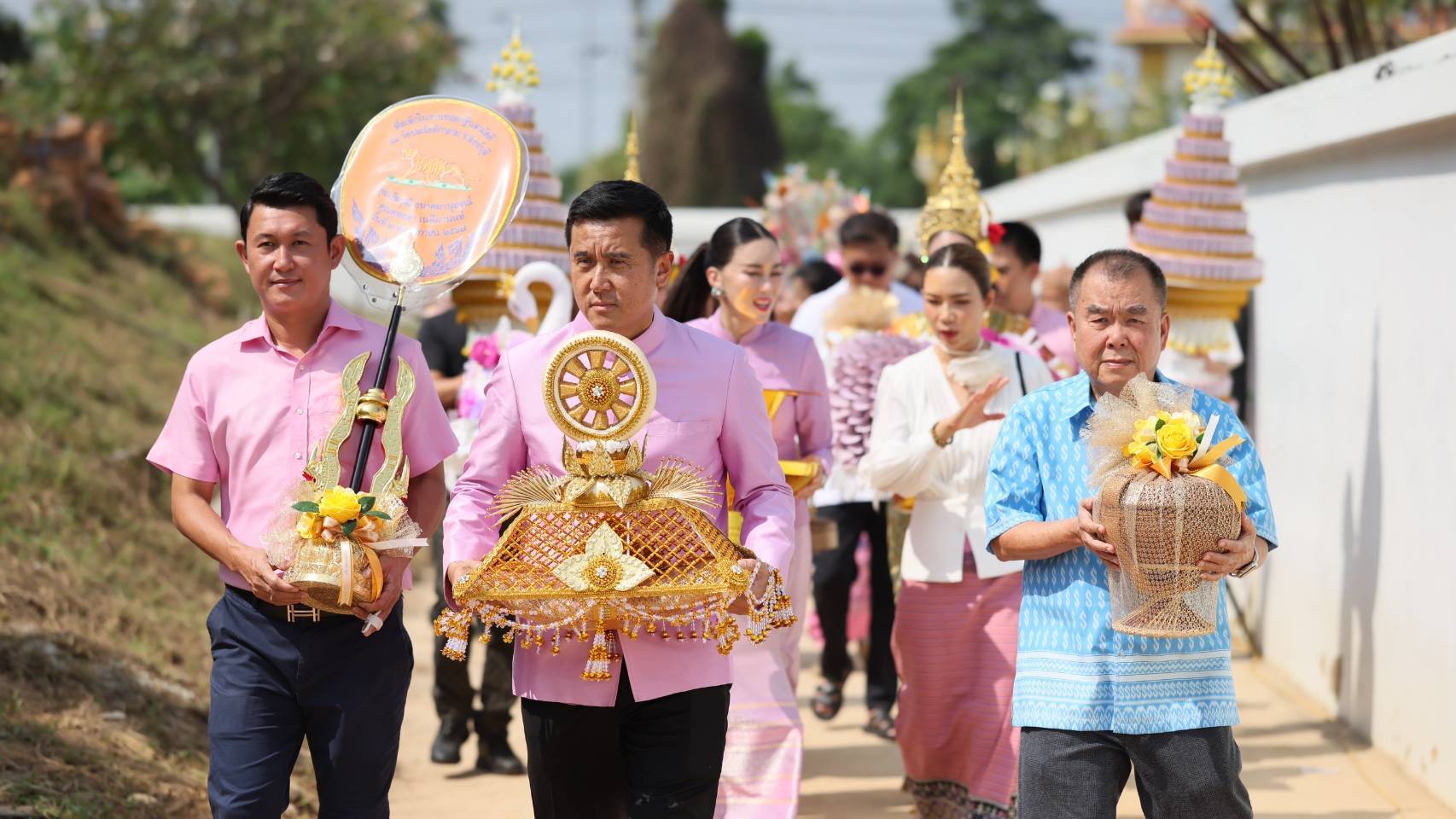 สิงห์บุรี-อดีต รมว.ดีอีเอส เป็นประธานทอดผ้ากฐินวัดประโชติการาม เนื่องในวันคล้ายวันเกิด