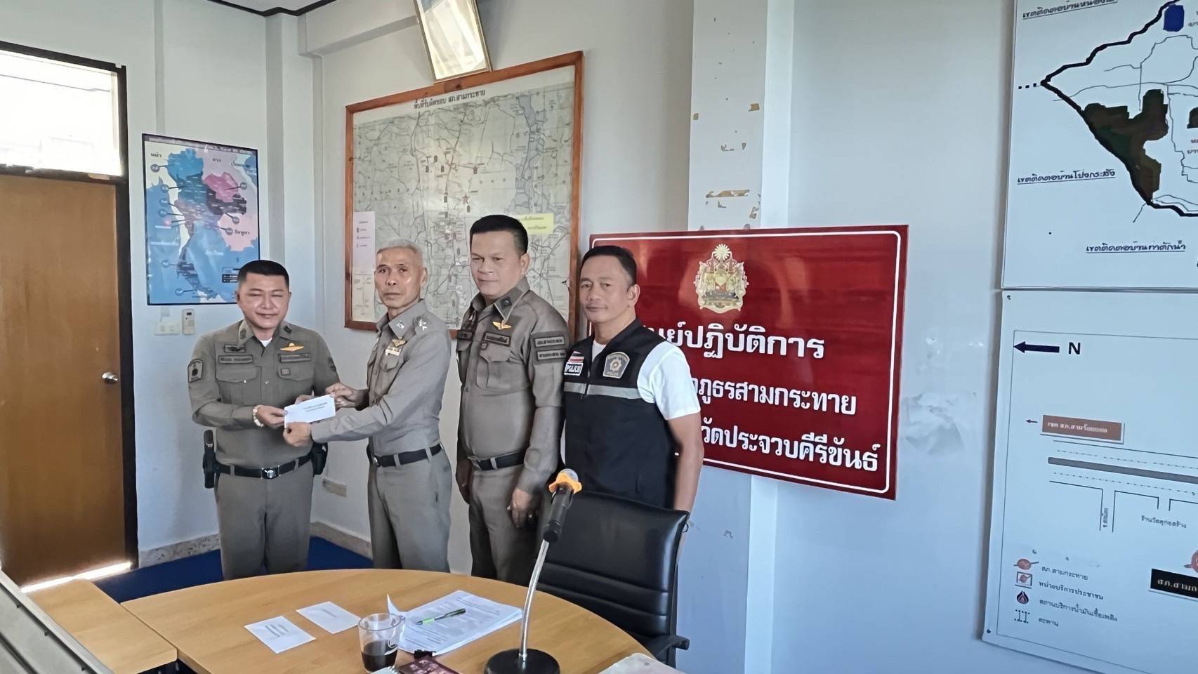 ประจวบคีรีขันธ์-มอบรางวัลตำรวจปฏิบัติงานดีเด่น สภ.สามกระทาย