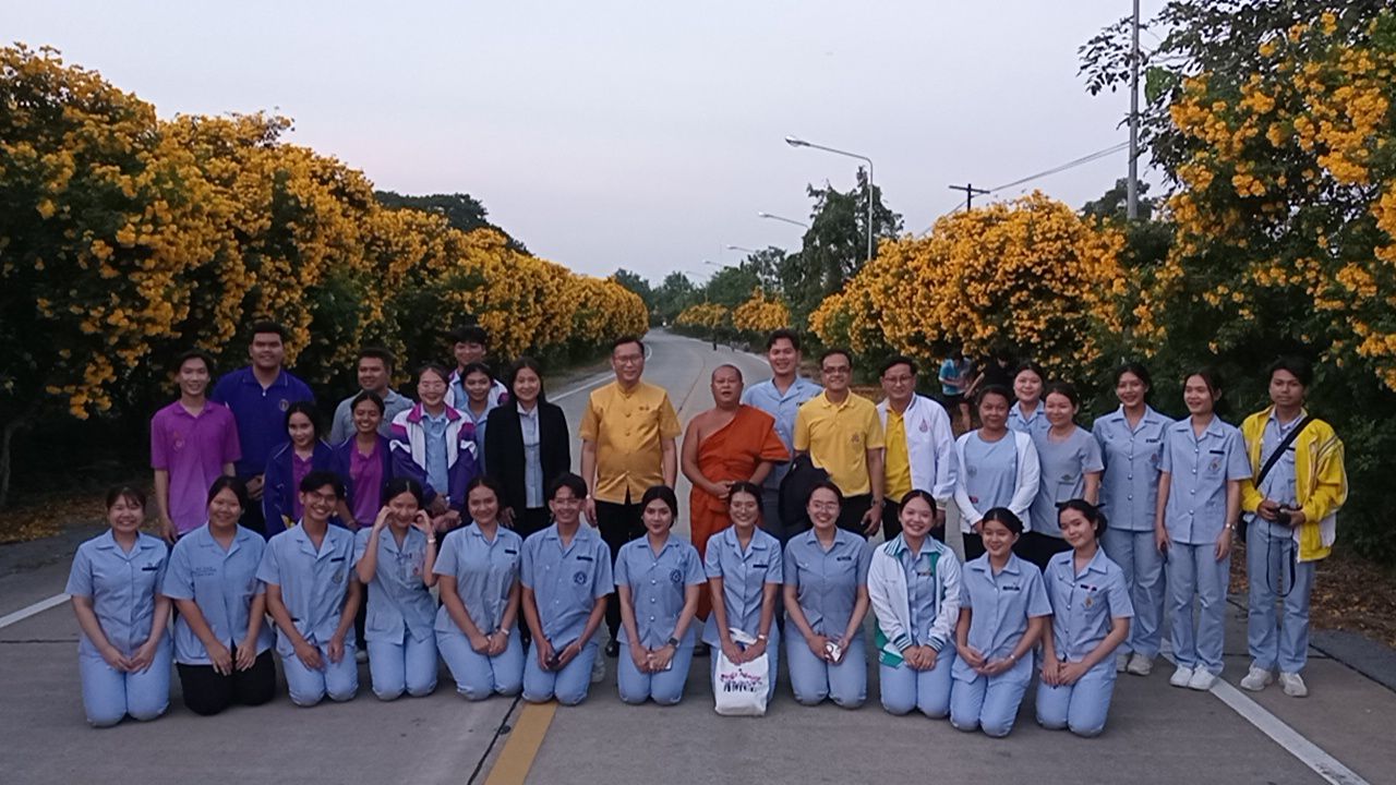 สุพรรณบุรี-พระบริบาลภิกษุไข้ นศ.วิทยาลัยพยาบาลนั่งซาเล้งมอบสิ่งของให้ผู้ป่วย