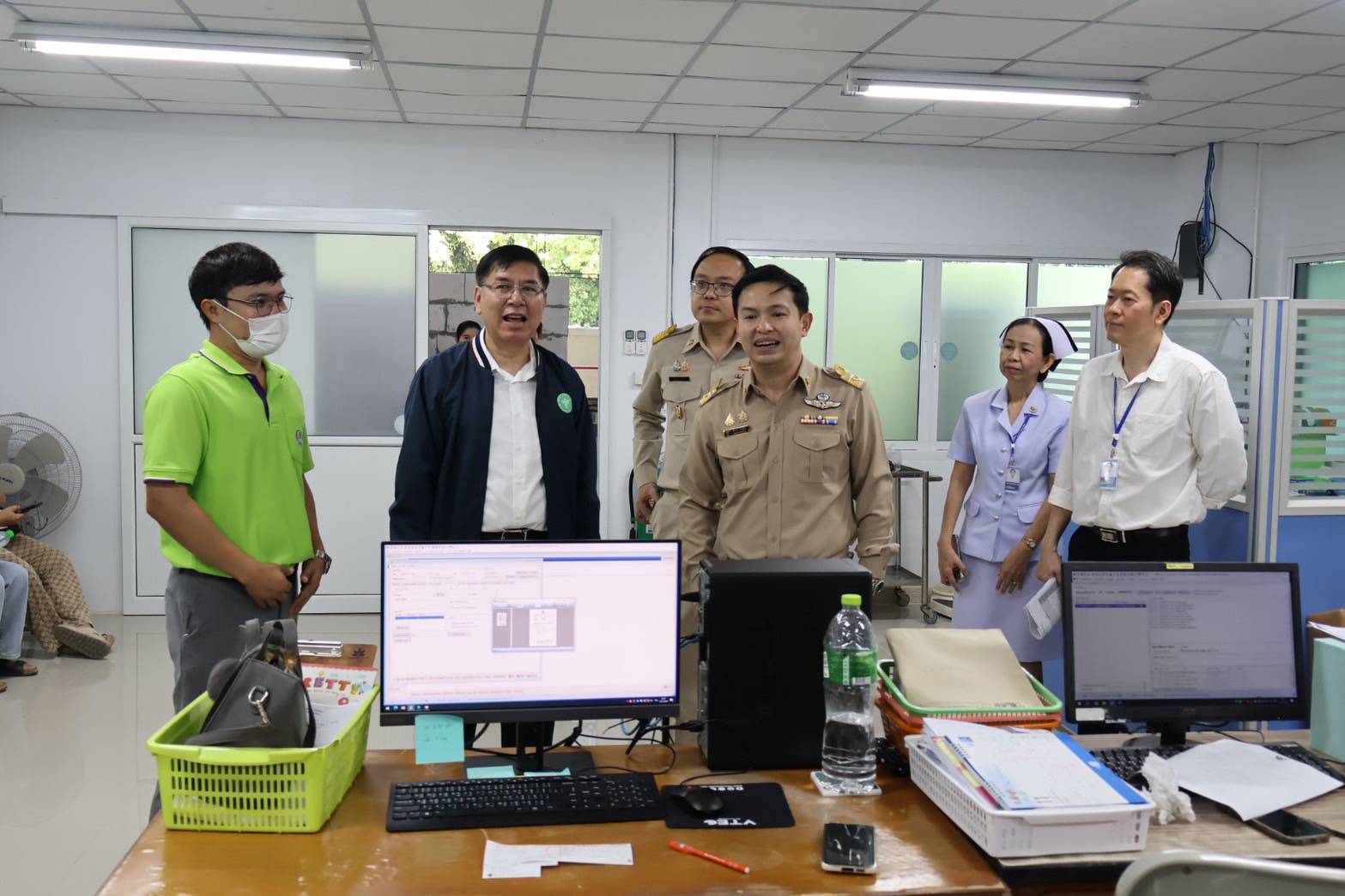 กาญจนบุรี-นพ.สสจ.ตรวจเยี่ยมโรงพยาบาลมะการักษ์ ชื่นชมนำเทคโนโลยีเข้ามาบริการที่ผู้ป่วย