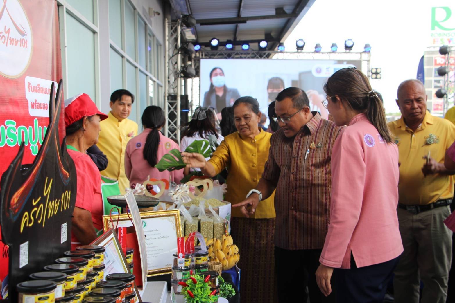 ร้อยเอ็ด-เปิดงานสานพลังแก้จน สร้างคุณภาพชีวิตที่ดี