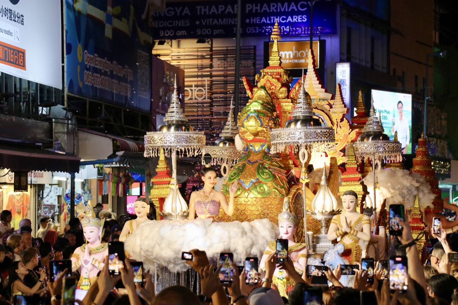 เชียงใหม่-ประกวดขบวนกระทงใหญ่ชิงถ้วยพระราชทานฯ ในงานประเพณีเดือนยี่เป็ง