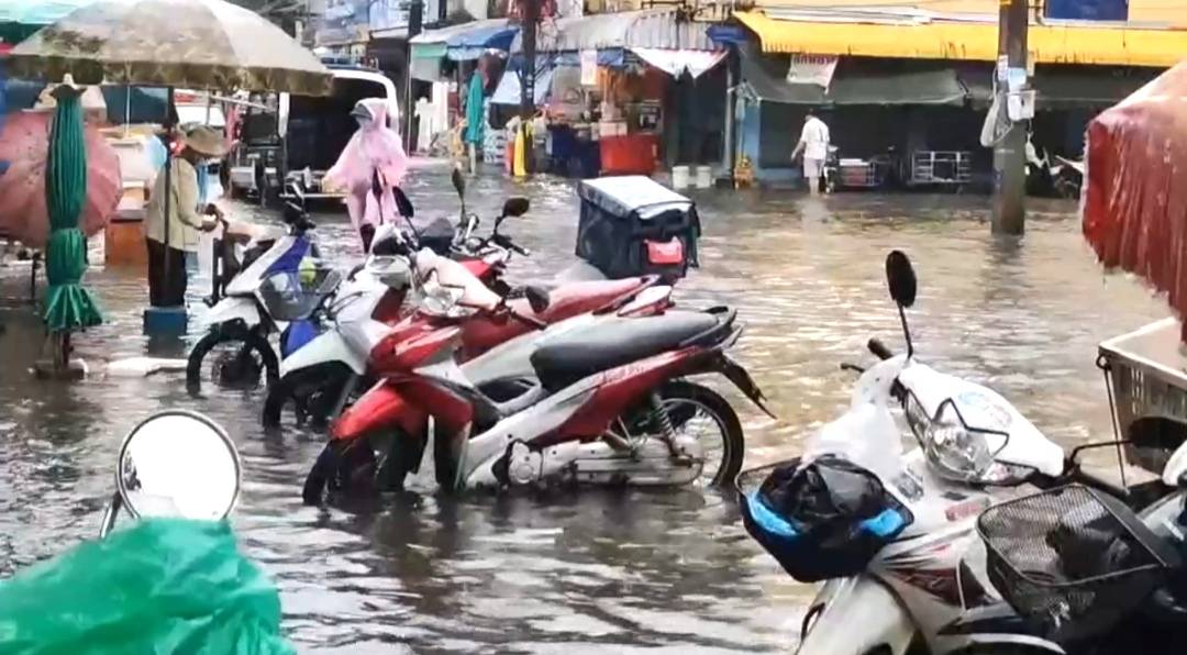 ชุมพร-ฝนตกหนักติดต่อกัน 2 วัน..ตัวเมืองระบายน้ำไม่ทัน..!!