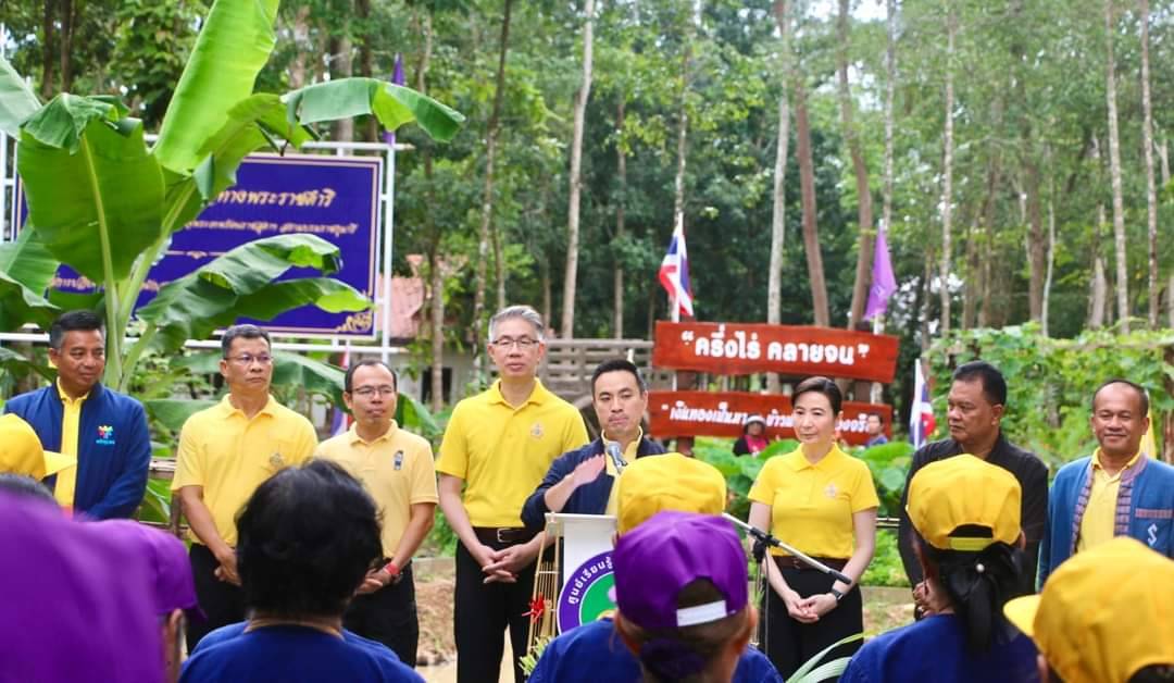 ชุมพร-รมว.อุตสาหกรรม เปิดโครงการน้อมนำพระราชดำริ “ปลูกผักสวนครัว เพื่อสร้างความมั่นคงด้านอาหาร”