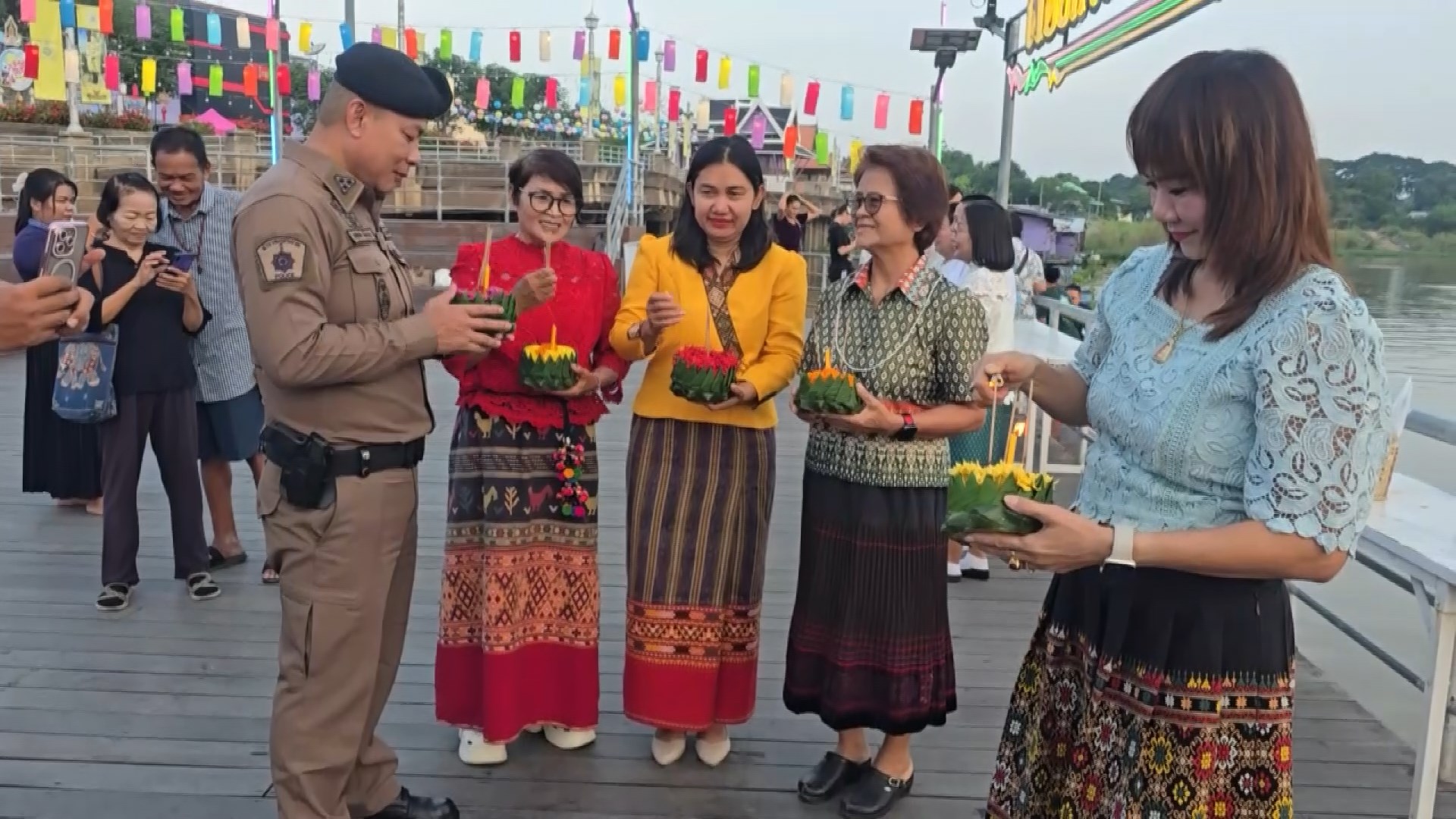 อุทัยธานี-พร้อมใจกันสวมใส่ชุดผ้าไทย ร่วมกันทำบุญตักบาตรทางน้ำ