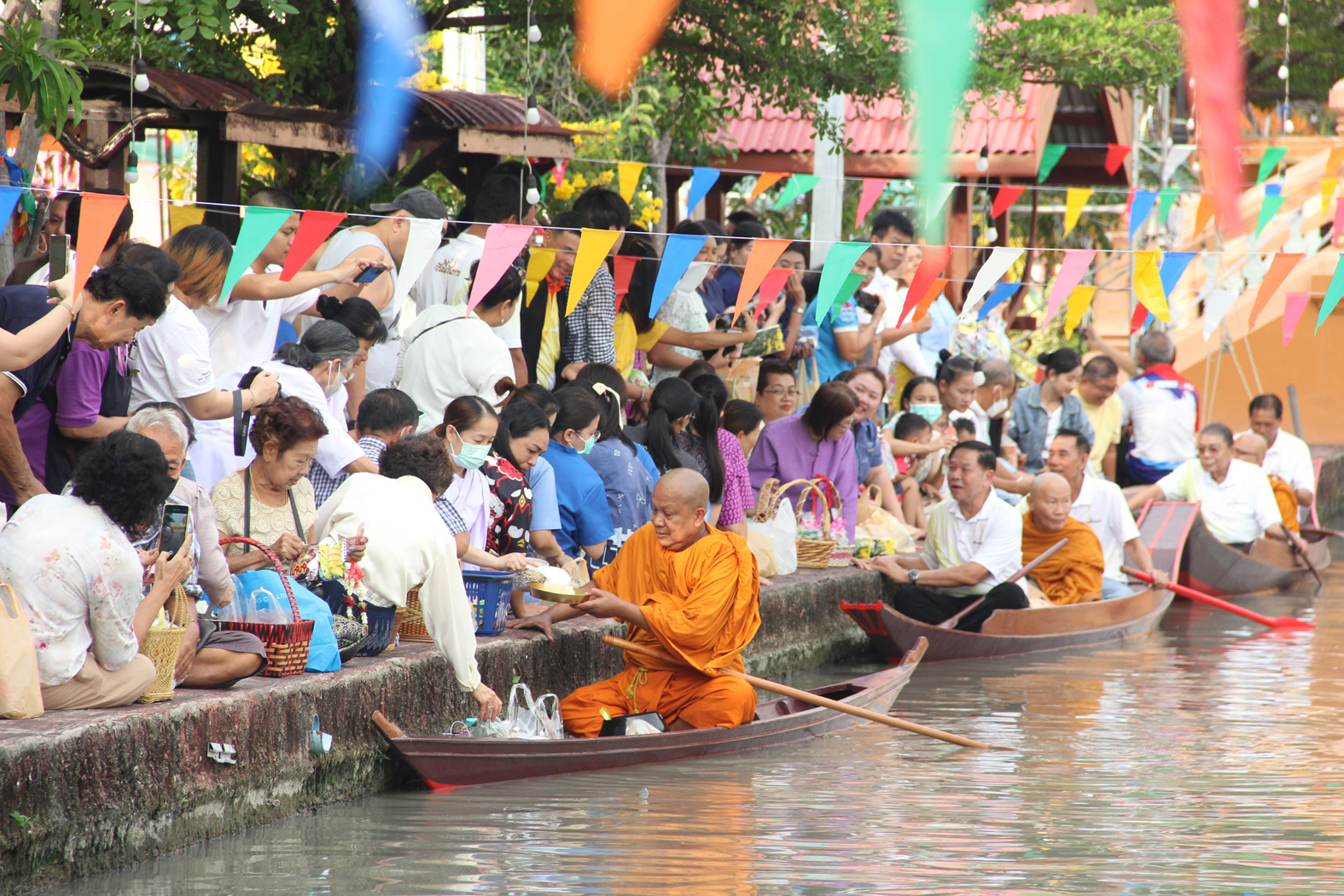 สมุทรปราการ-“พระครูแจ้”นำพระสงฆ์พายเรือรับบิณฑบาตทางน้ำ เนื่องในงานประเพณีลอยกระทง