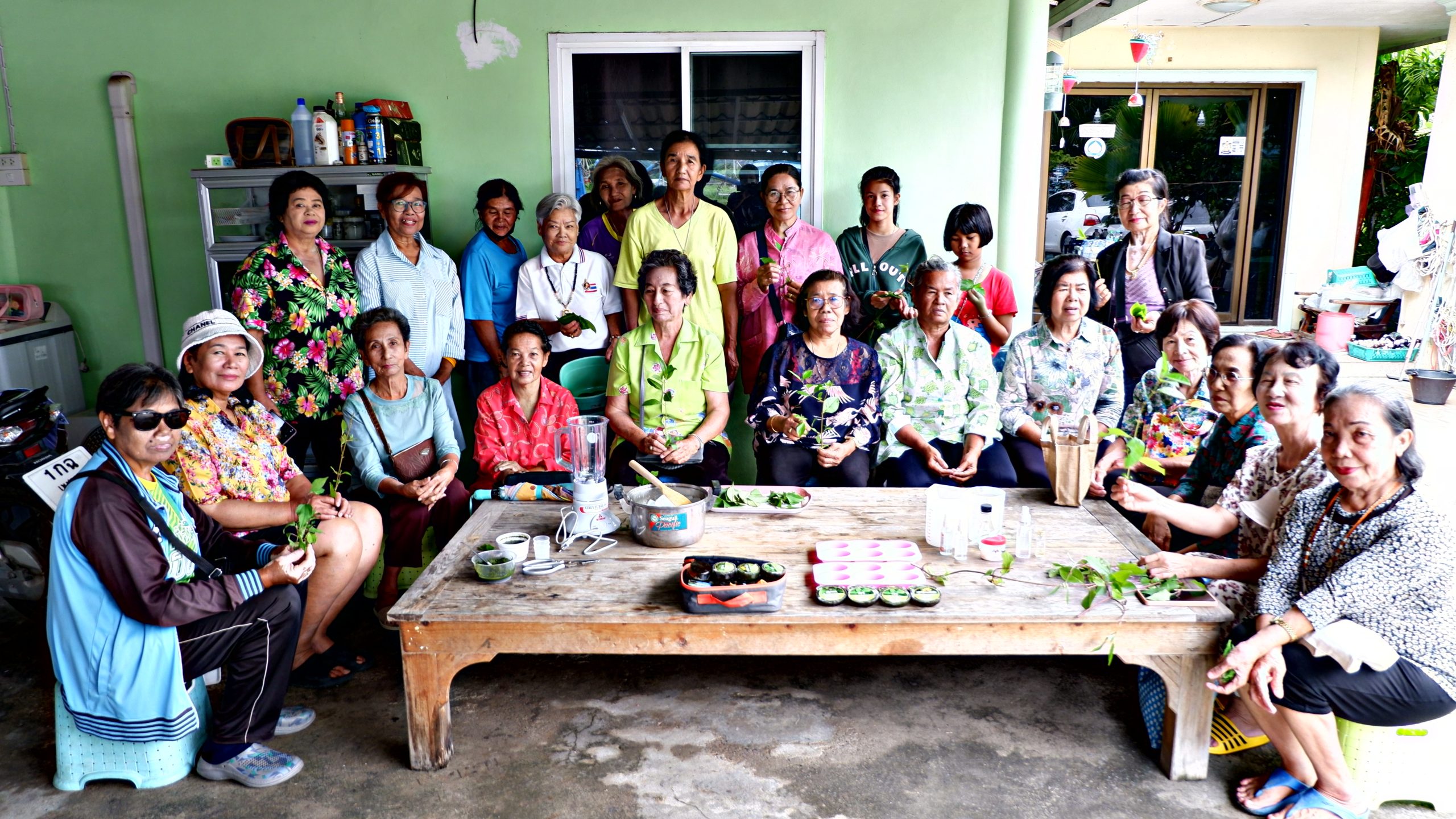 ประจวบคีรีขันธ์-บุตรหลานชาวประมงปากน้ำอบรมการทำสบู่สมุนไพรจากใบขลู่สร้างรายได้เสริม