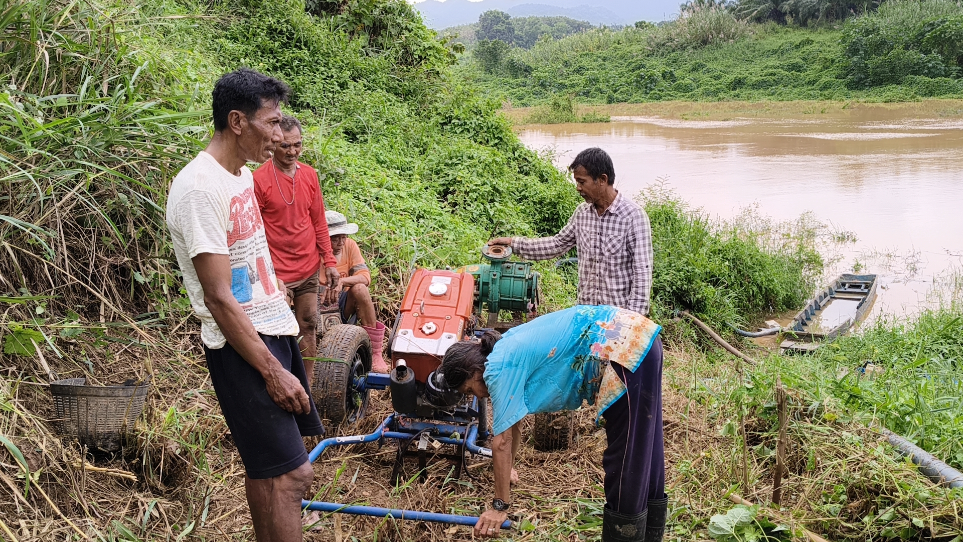 ประจวบคีรีขันธ์-เกษตรกรฯเร่งขนเครื่องสูบน้ำขึ้นที่สูง หลัง ผอ.เขื่อนปราณบุรีประกาศเตือนปริมาณน้ำเพิ่มระดับสูงขึ้น